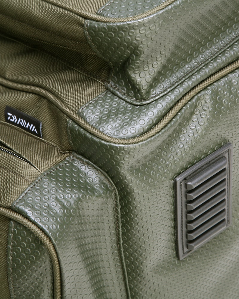 DWA_BLACKWIDOW_CARRYALL_70LTR_BWC70LDet3.JPG