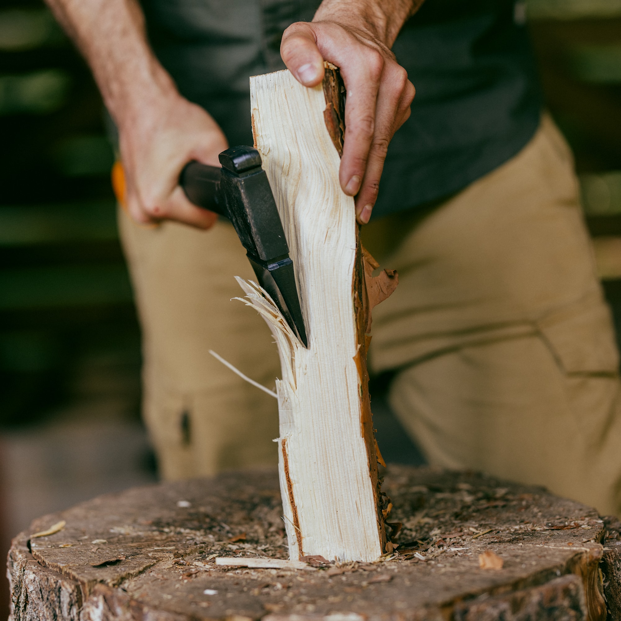 Fiskars_Xseries_Universal_axe_blade_detail_Action_