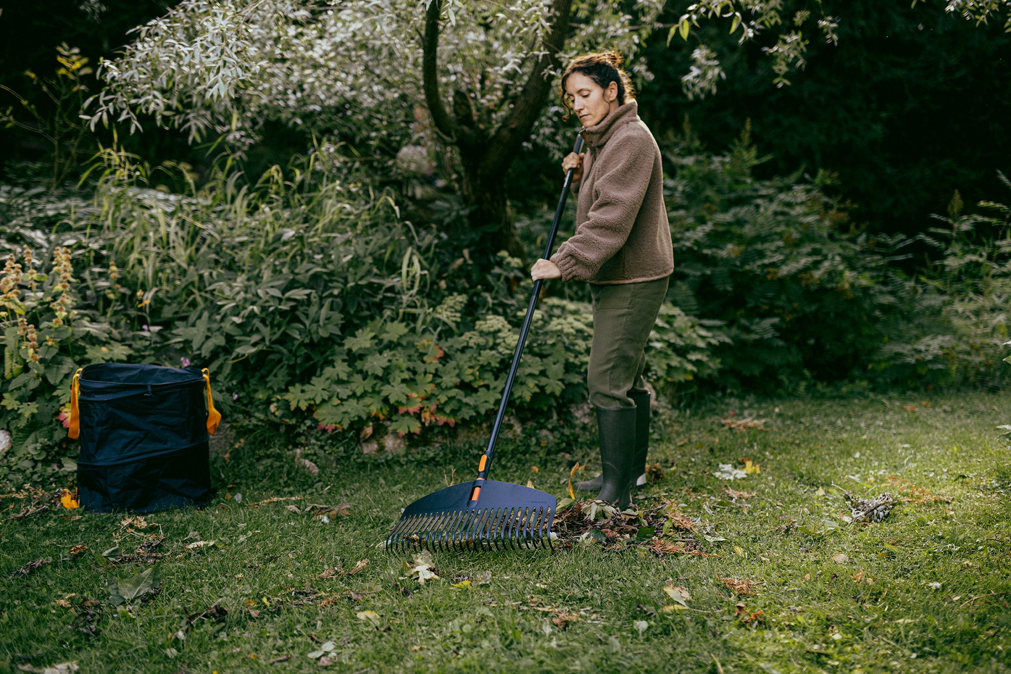 1080673_Fiskars_OneClick_Leaf_Rake_L_action_01.jpg