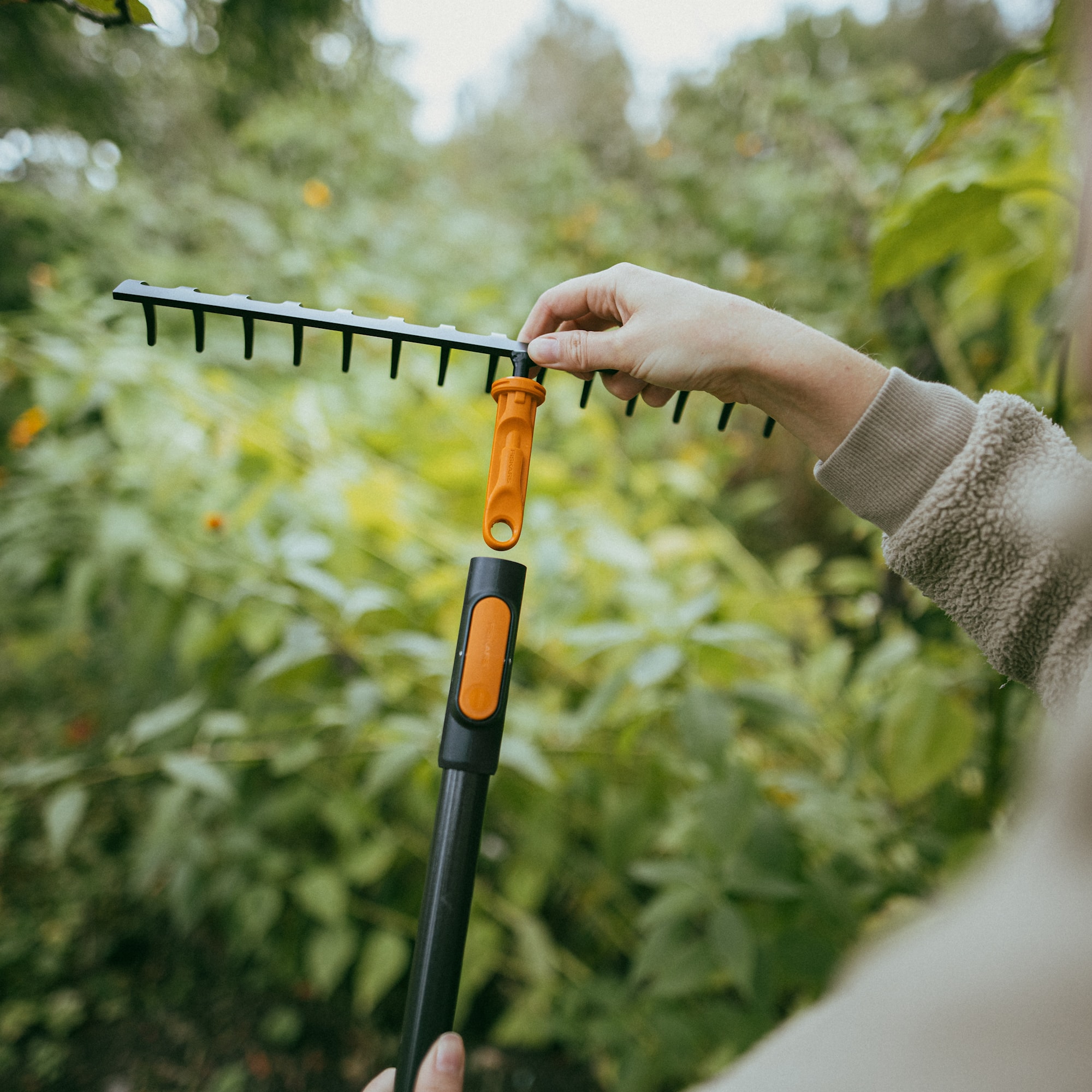 1080677_Fiskars_OneClick_Soil_Rake_14prongs_action