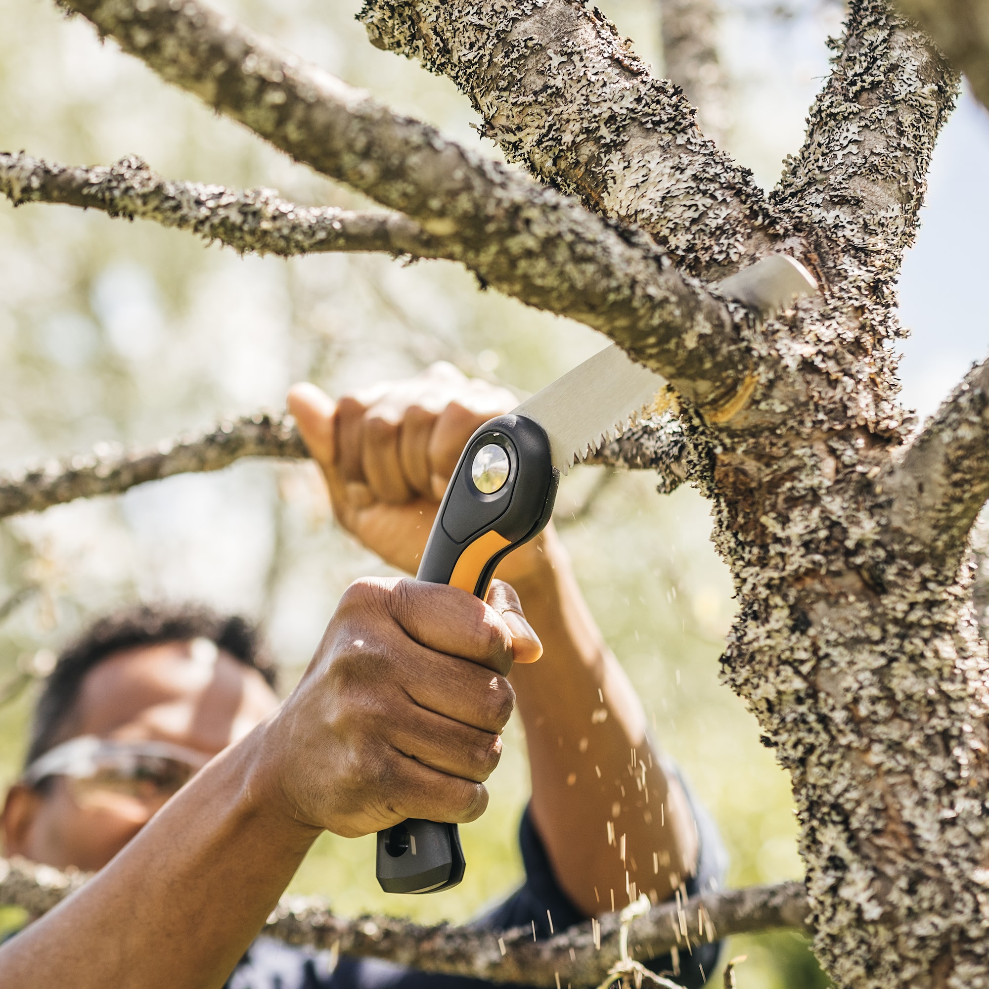 1067552_Fiskars_Plus_Folding_Saw_SW68_action_03_1x