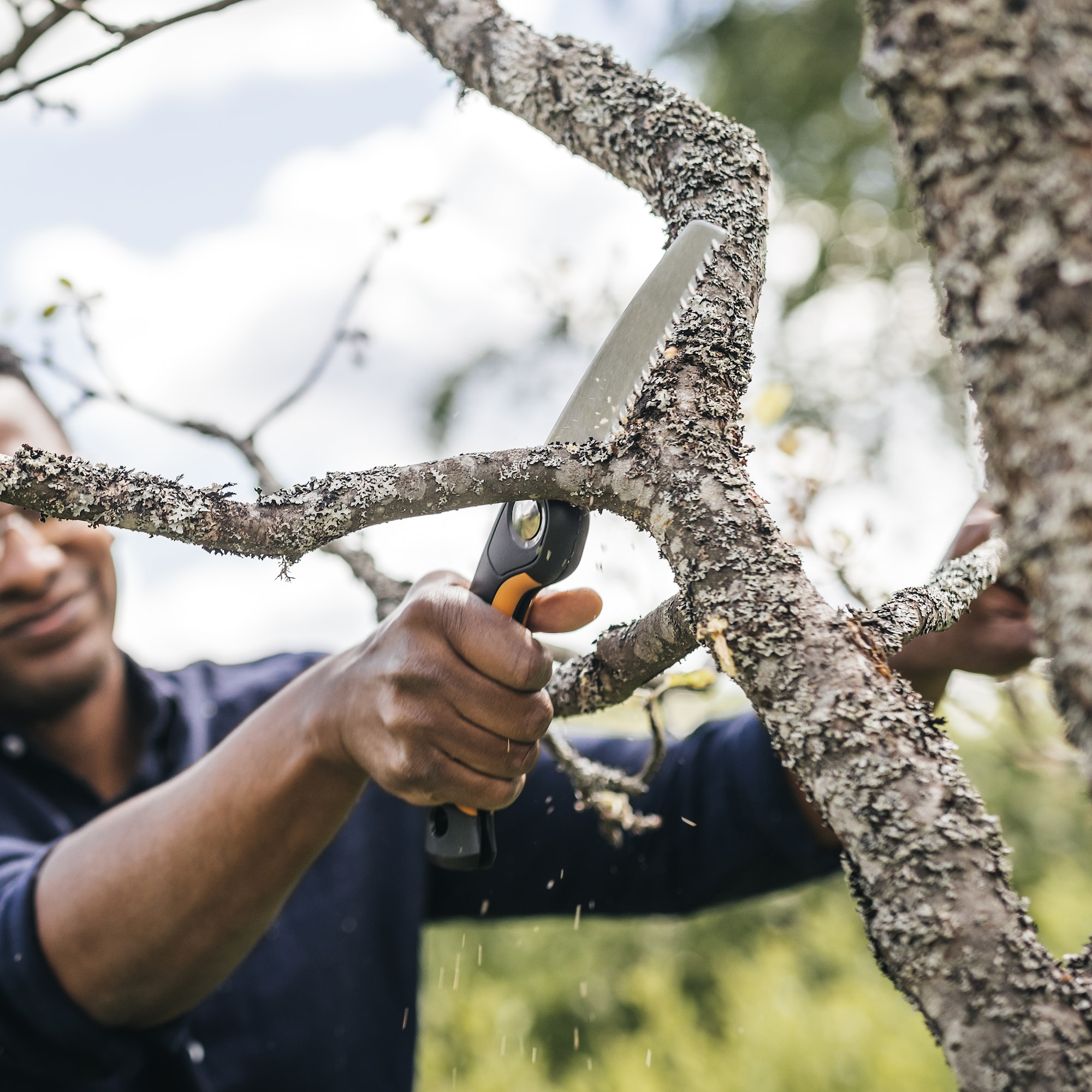1067552_Fiskars_Plus_Folding_Saw_SW68_action_04_1x