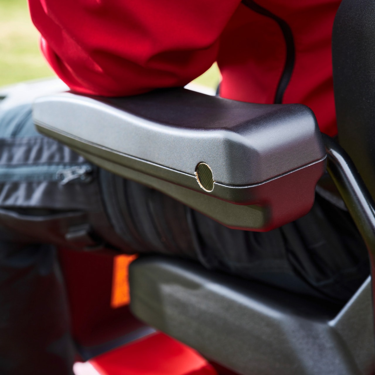 127730-arm-rests-retrofit-kit-premium-tractor-webs