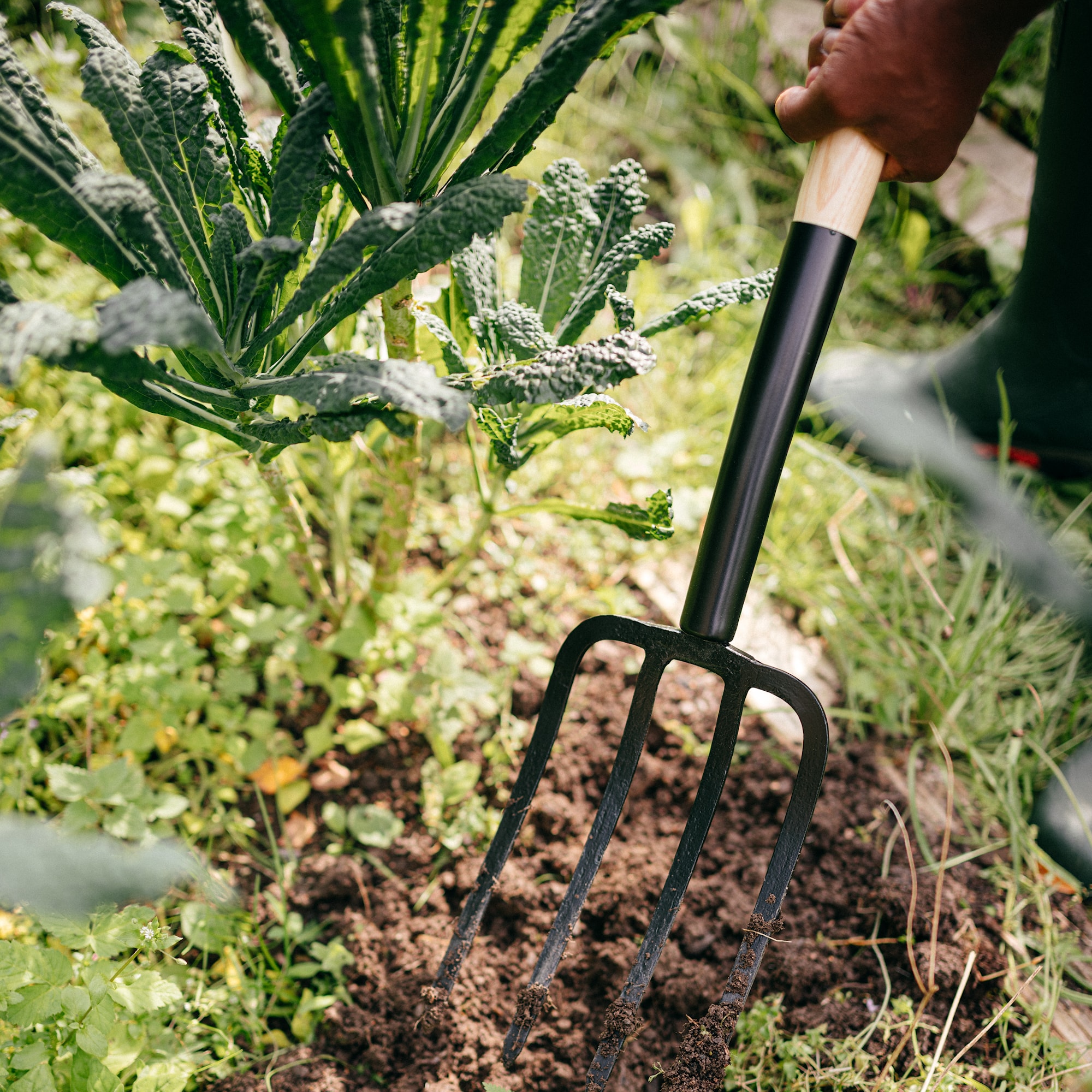1070676_Fiskars_Solid_Garden_fork_wood_Action_02_1