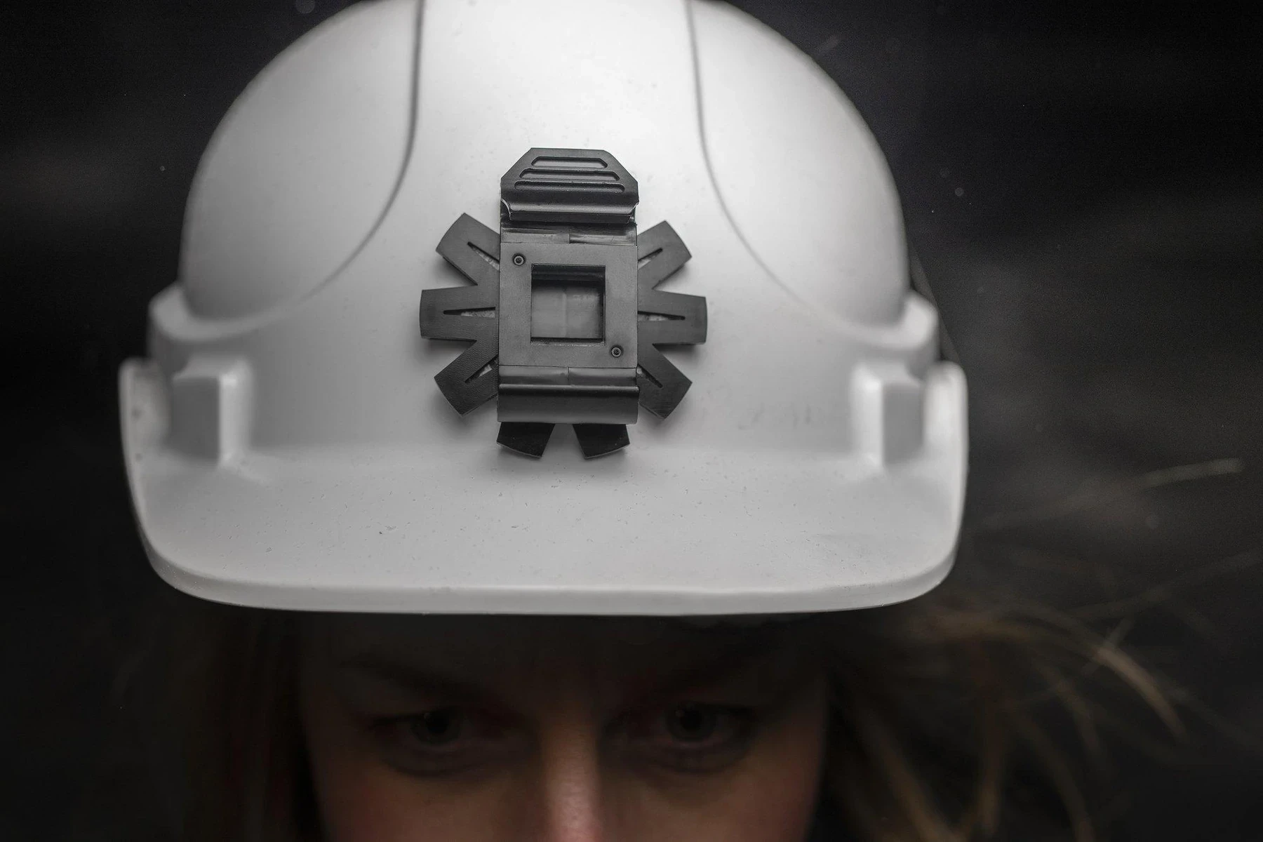 MR400_RC_37823_on_helmet-lo_res-productImages-dark