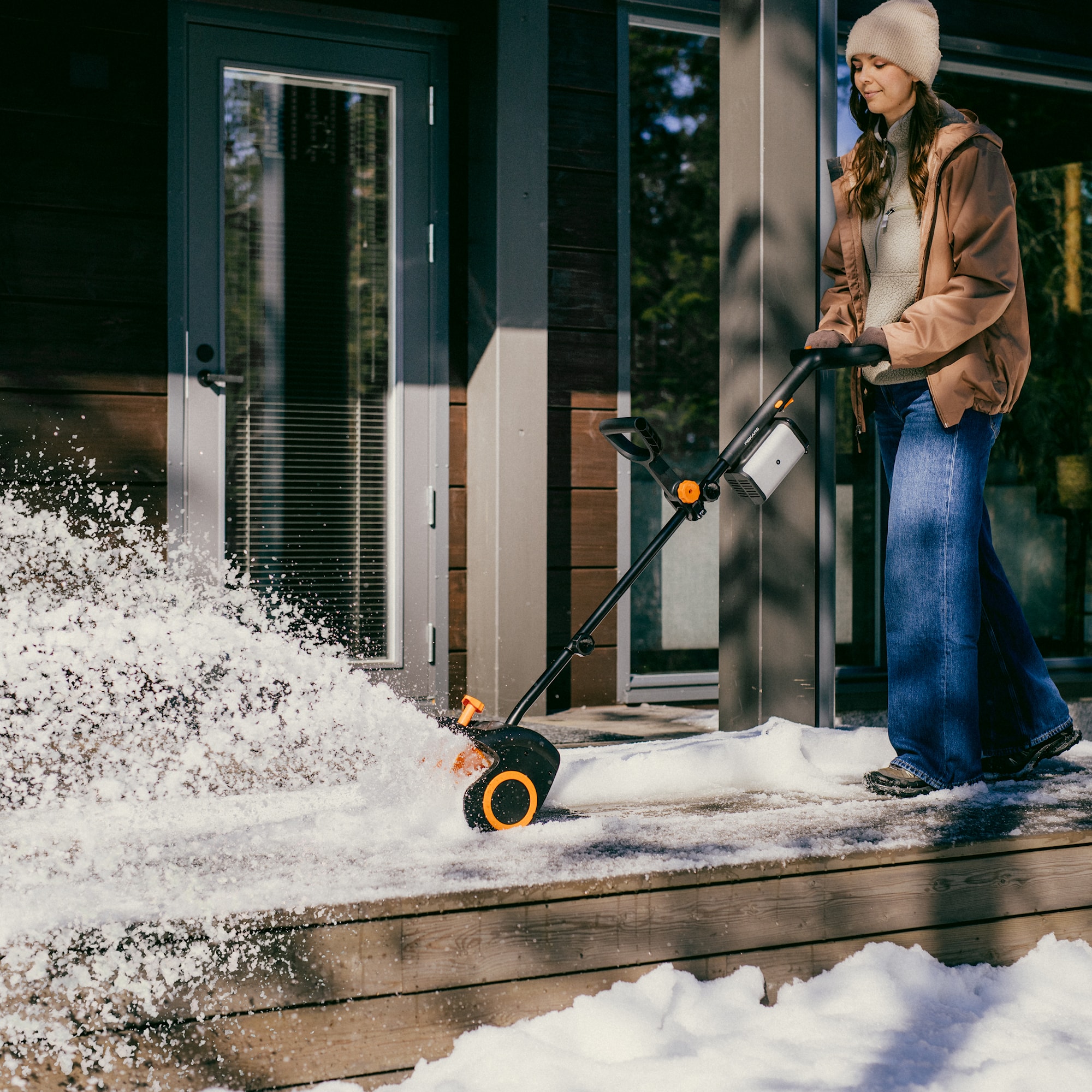 1087287_eSnow_Shovel_Action_Clearing_deck_1x1.jpg