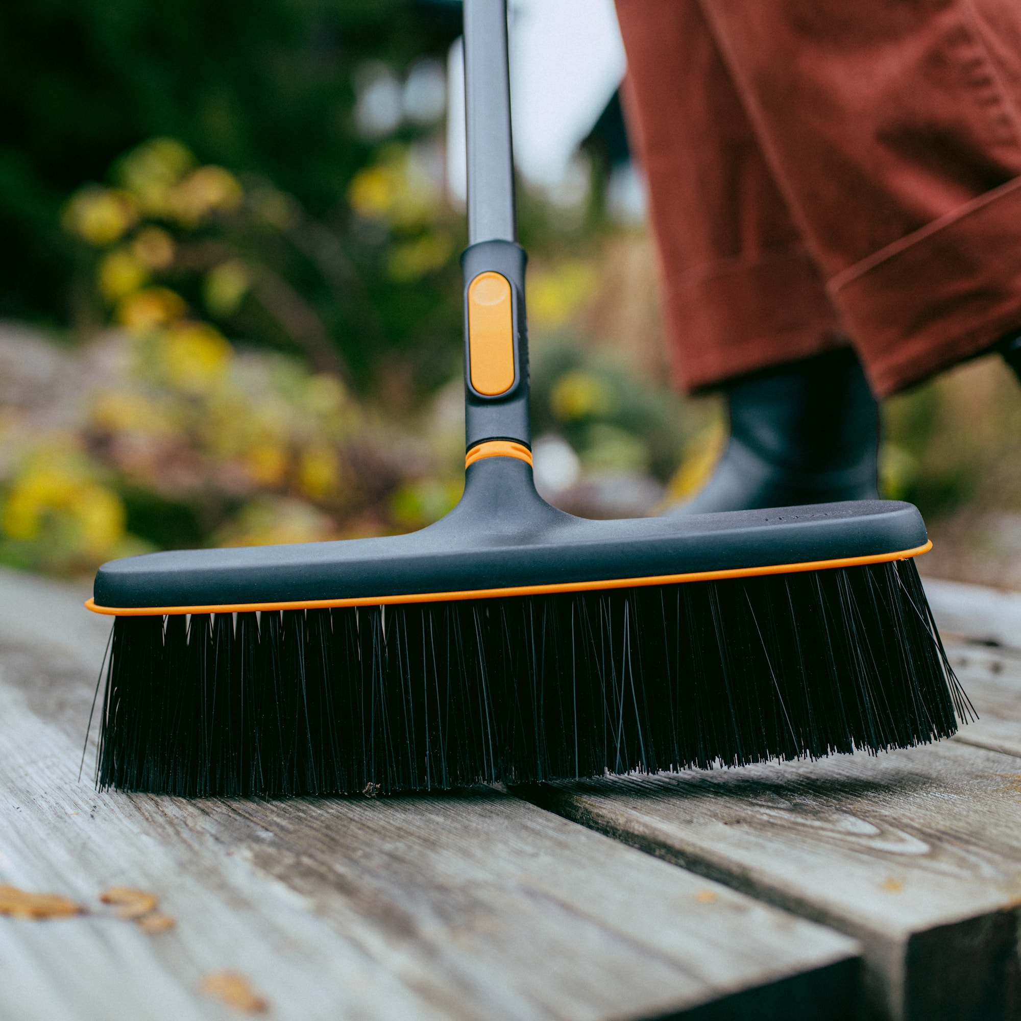 1080700_Fiskars_OneClick_Patio_Broom_action_02_1x1
