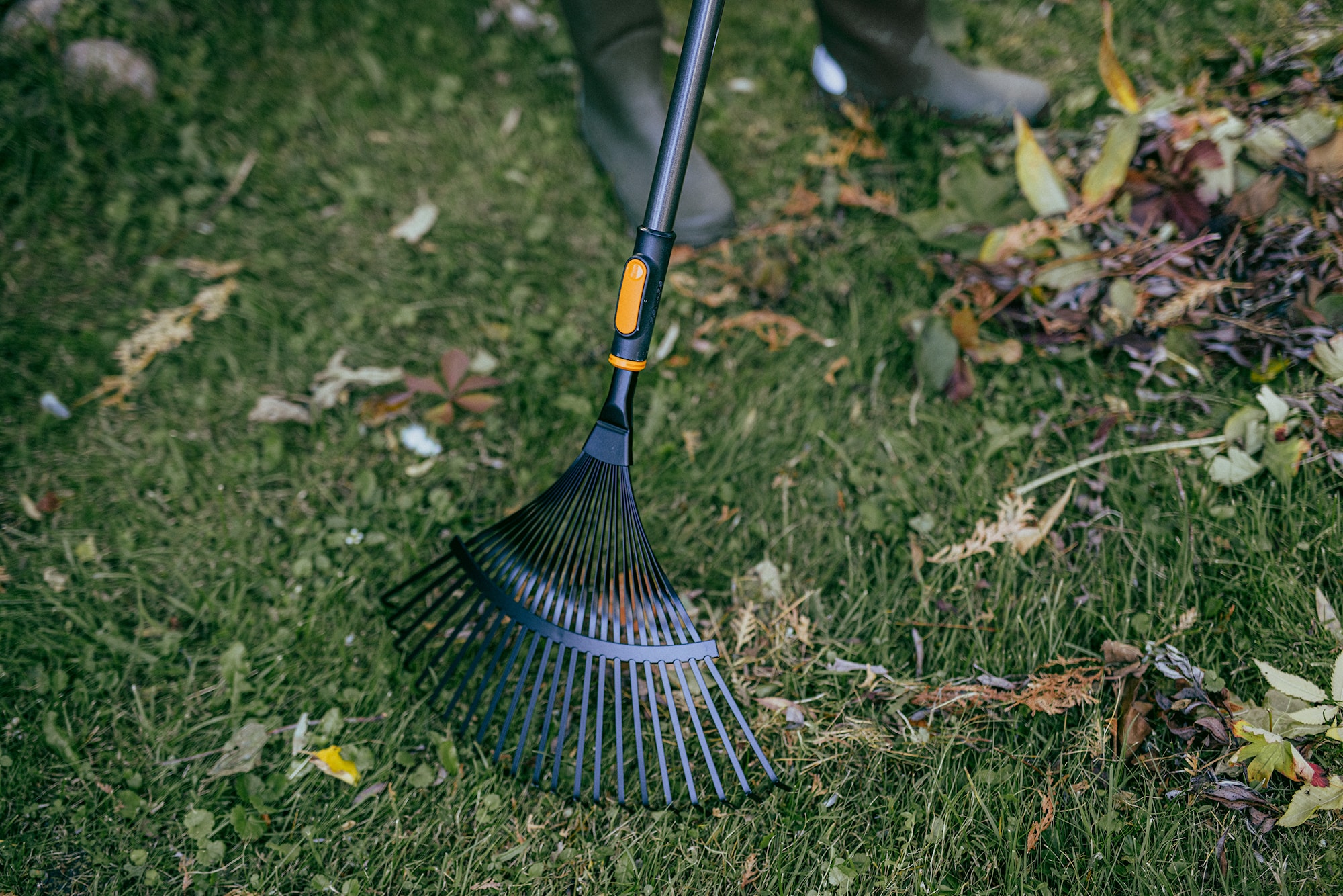1080675_Fiskars_OneClick_Leaf_Rake_metal_fan_actio