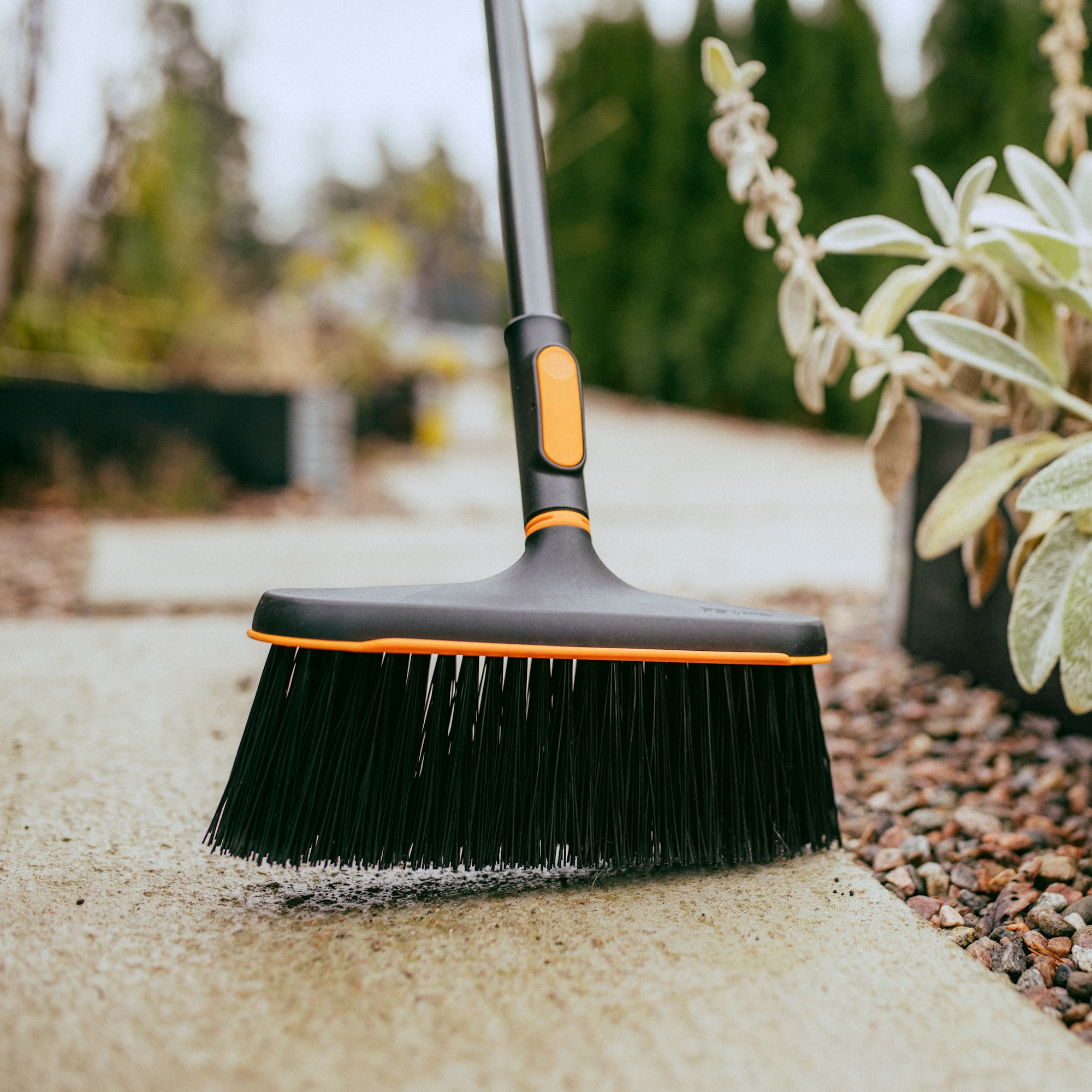 1080701_Fiskars_OneClick_Yard_Broom_action_03_1x1.