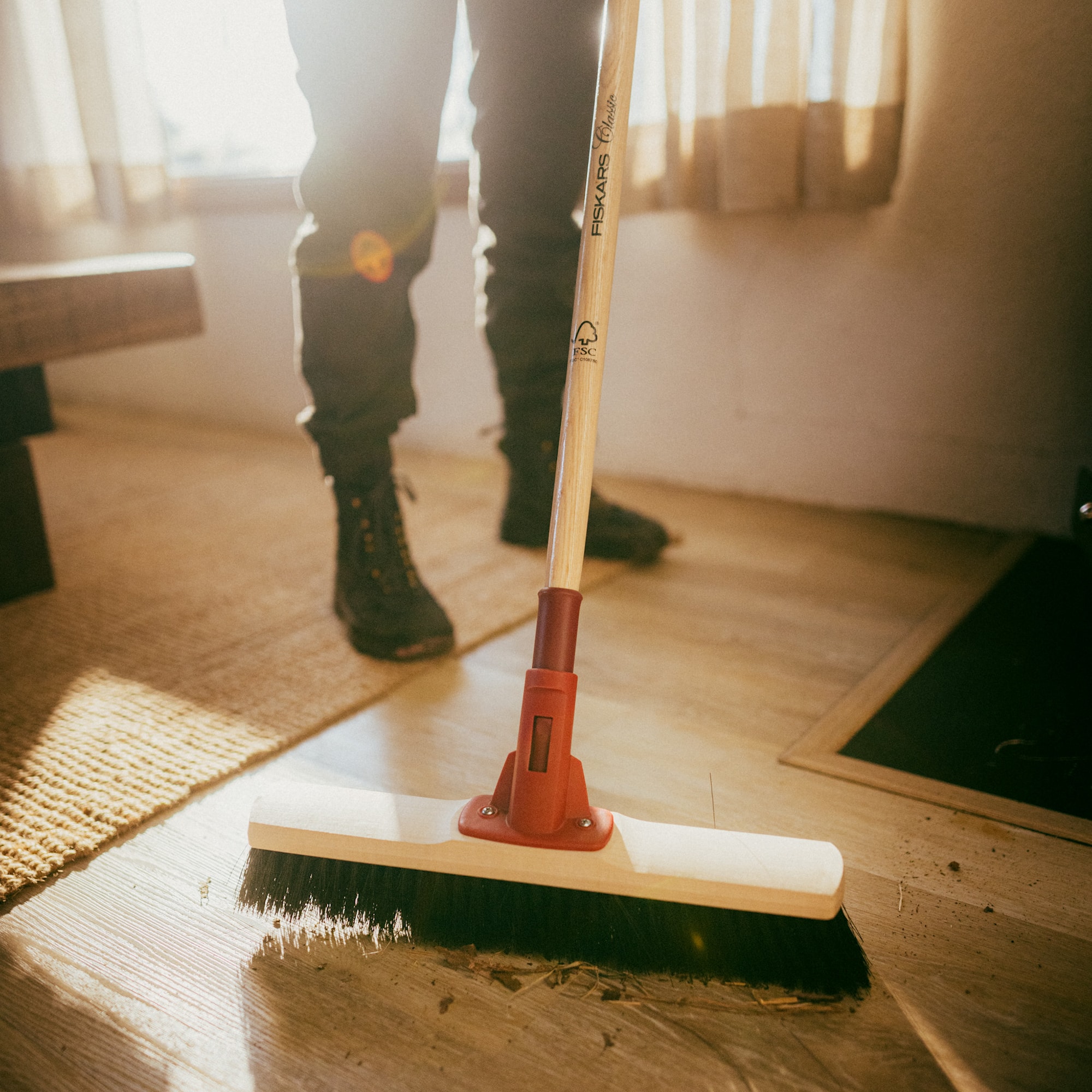 1080010_Fiskars_Classic_Indoor_broom_Action_01_1x1