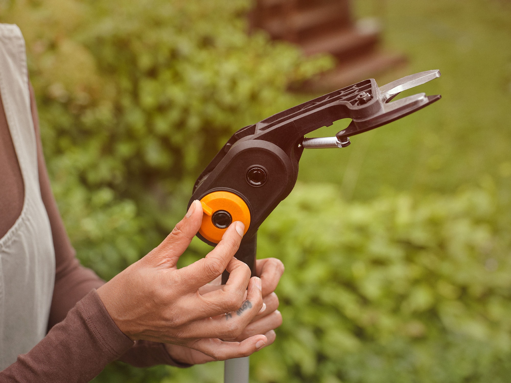 1082299_Fiskars_Power_eLopper_bypass_in_use_05_Glo