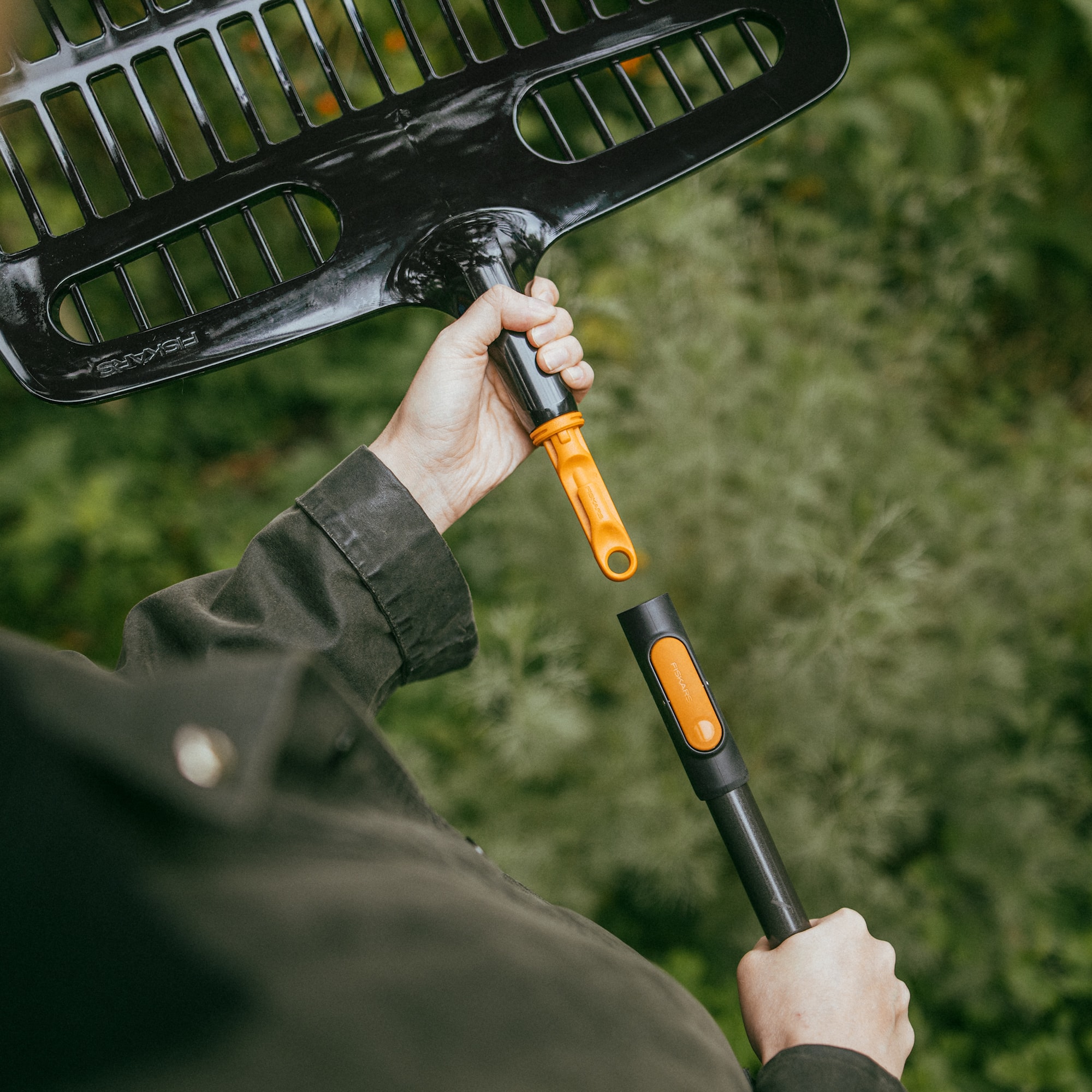 1080681_Fiskars_OneClick_Rake_shovel_action_04_1x1