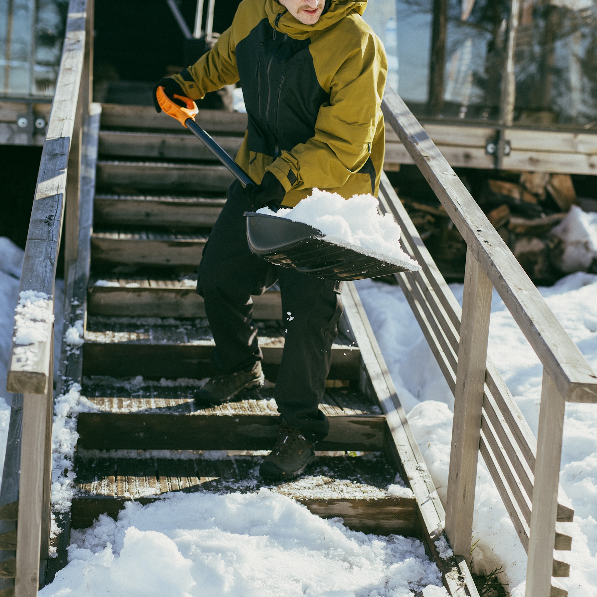 1052525_Fiskars_Solid_Snow_shovel_Action_01_1x1.jp