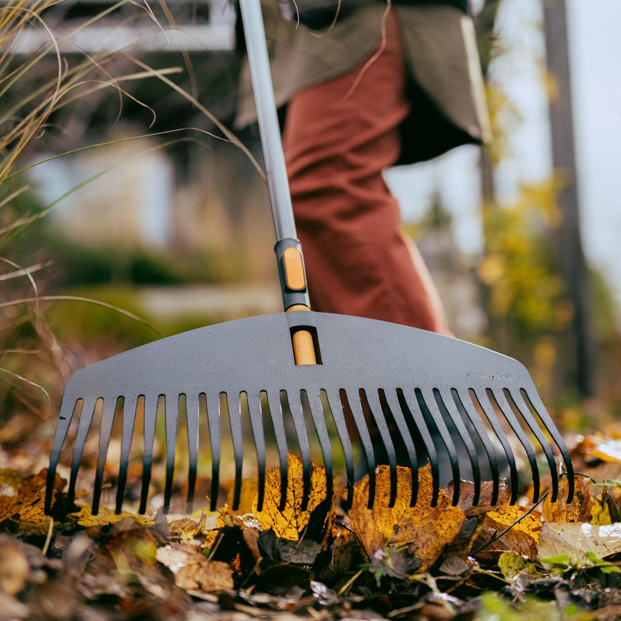 1080673_Fiskars_OneClick_Leaf_Rake_L_action_02_1x1