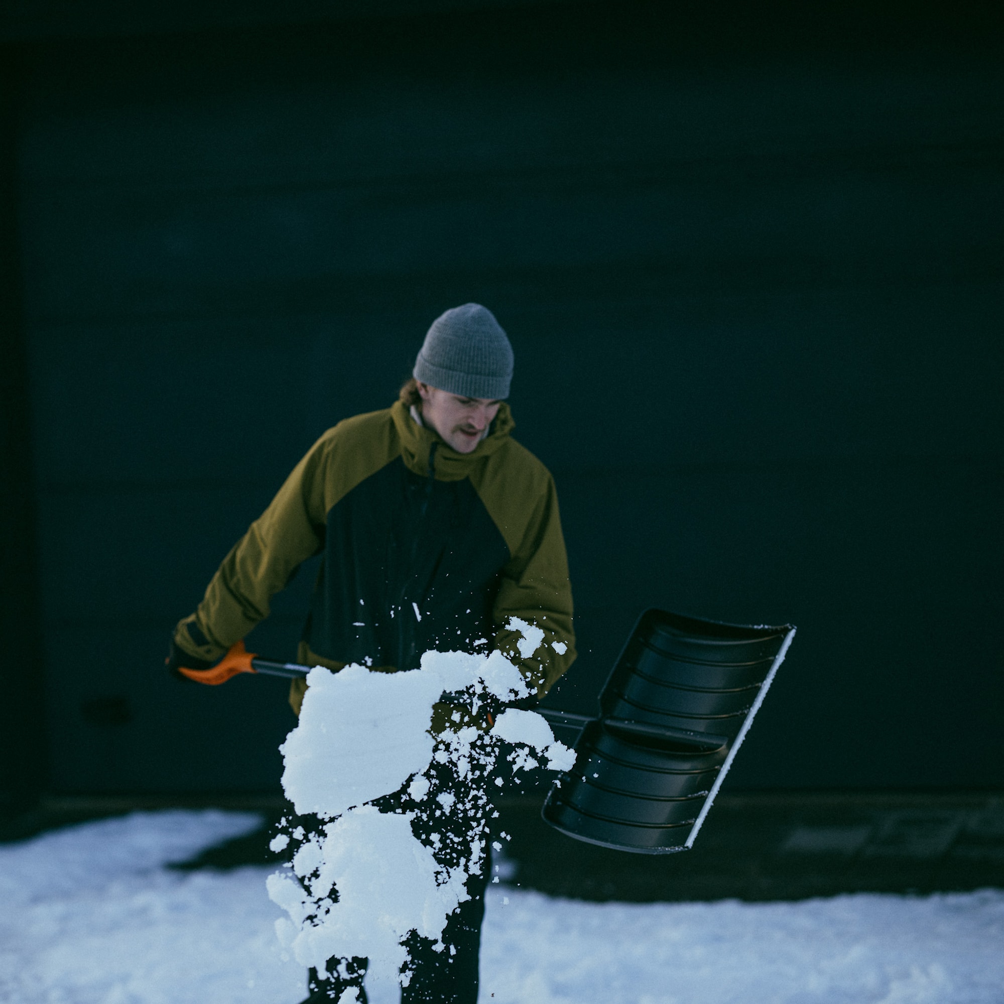 1052526_Fiskas_Solid_snow_pusher_Action_02_1x1.jpg