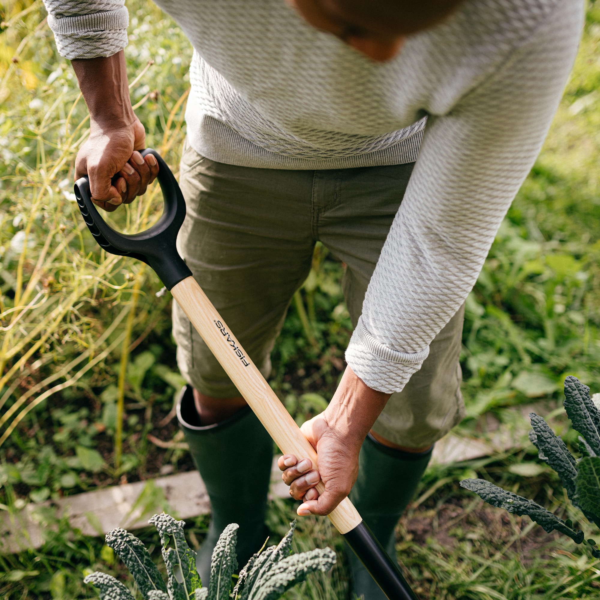 1070676_Fiskars_Solid_Garden_fork_wood_Action_03_1