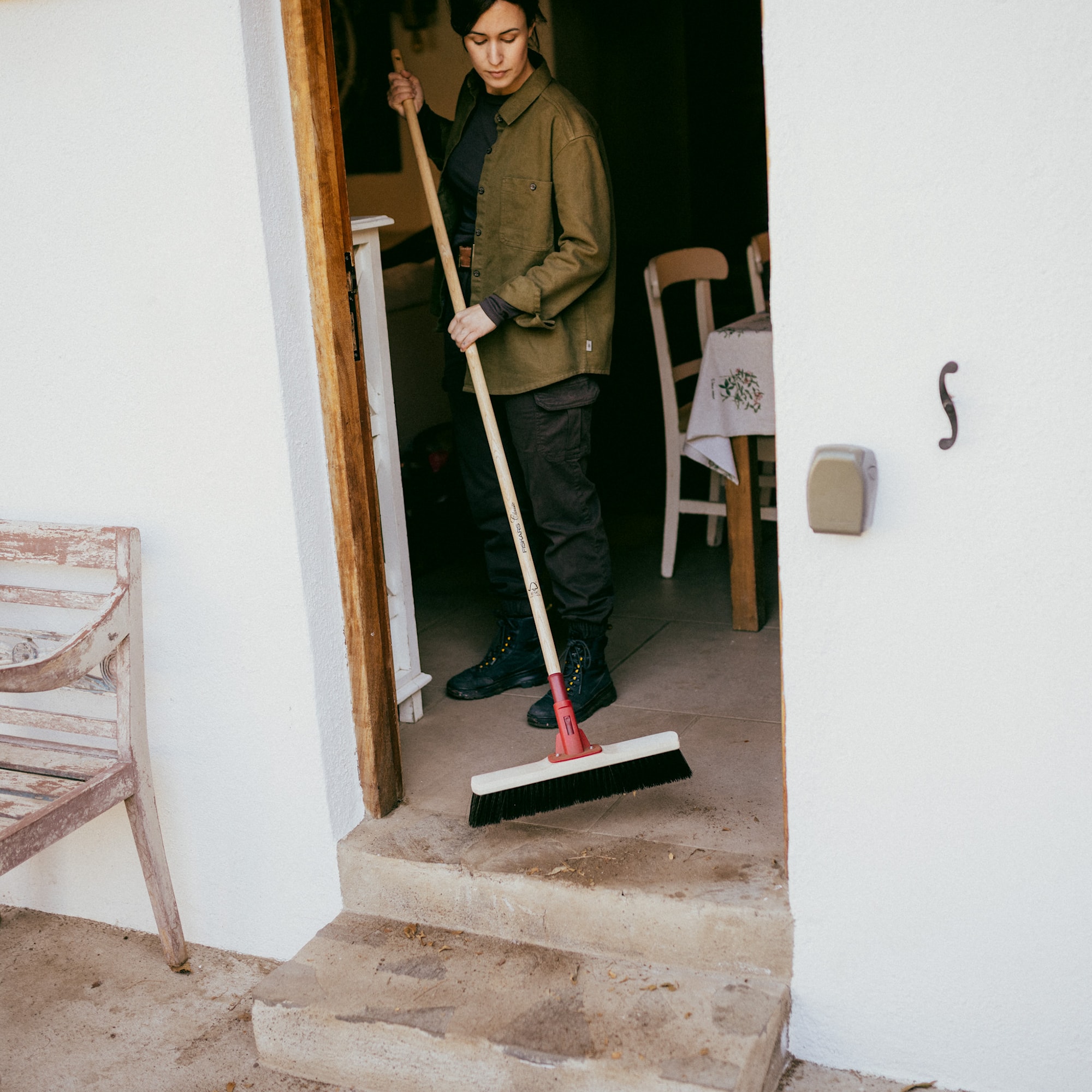 1080010_Fiskars_Classic_Indoor_broom_Action_02_1x1