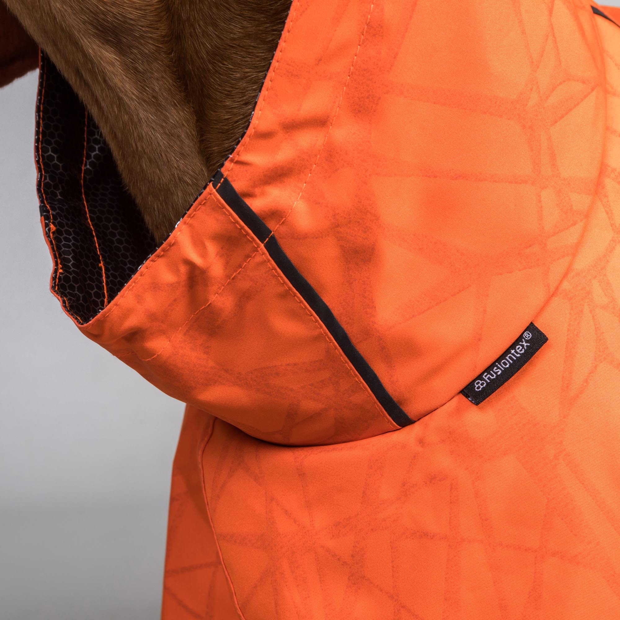 3239BAYRainDogCoat_LowsettailOrangeDetail04Web_304