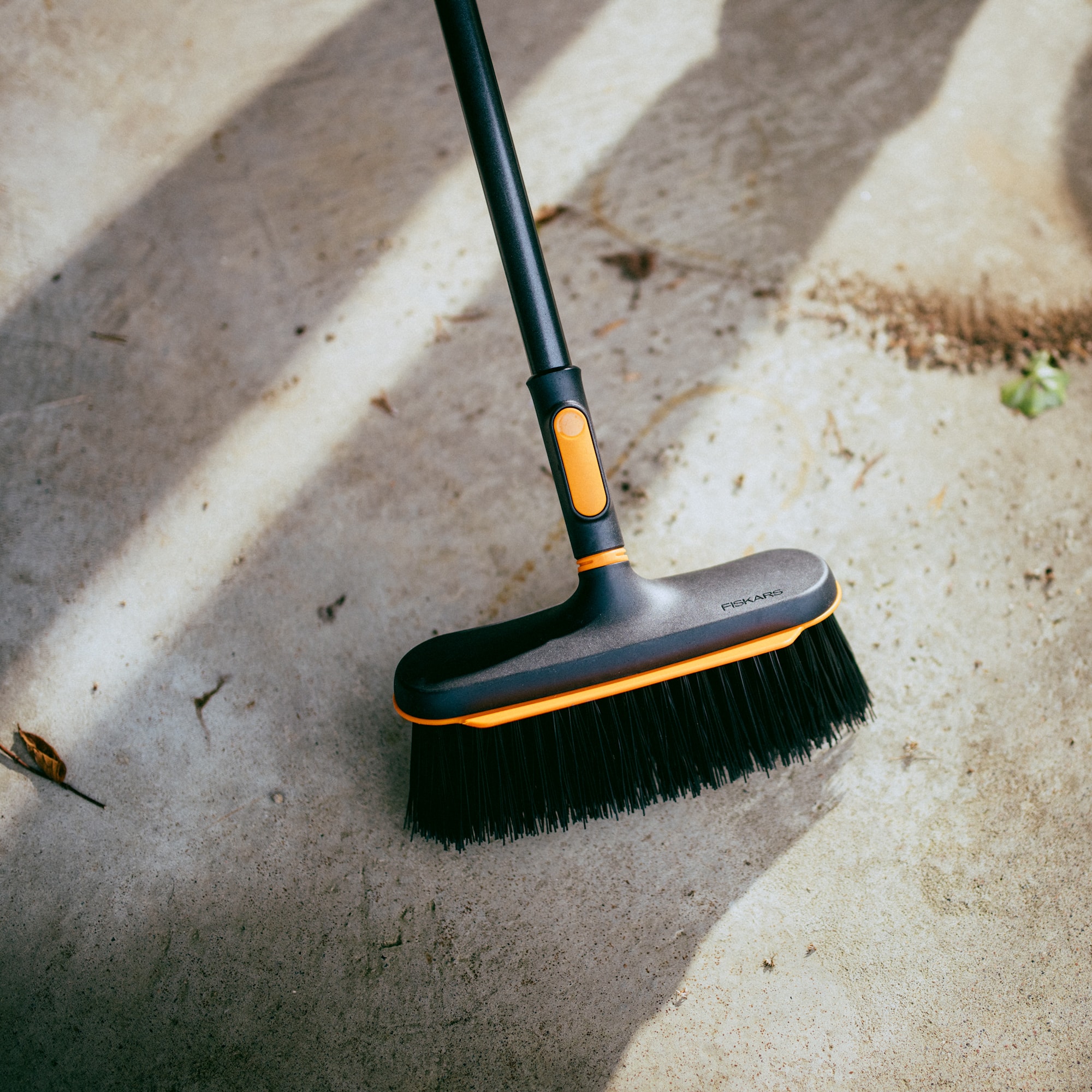 1080701_Fiskars_OneClick_Yard_Broom_action_02_1x1.