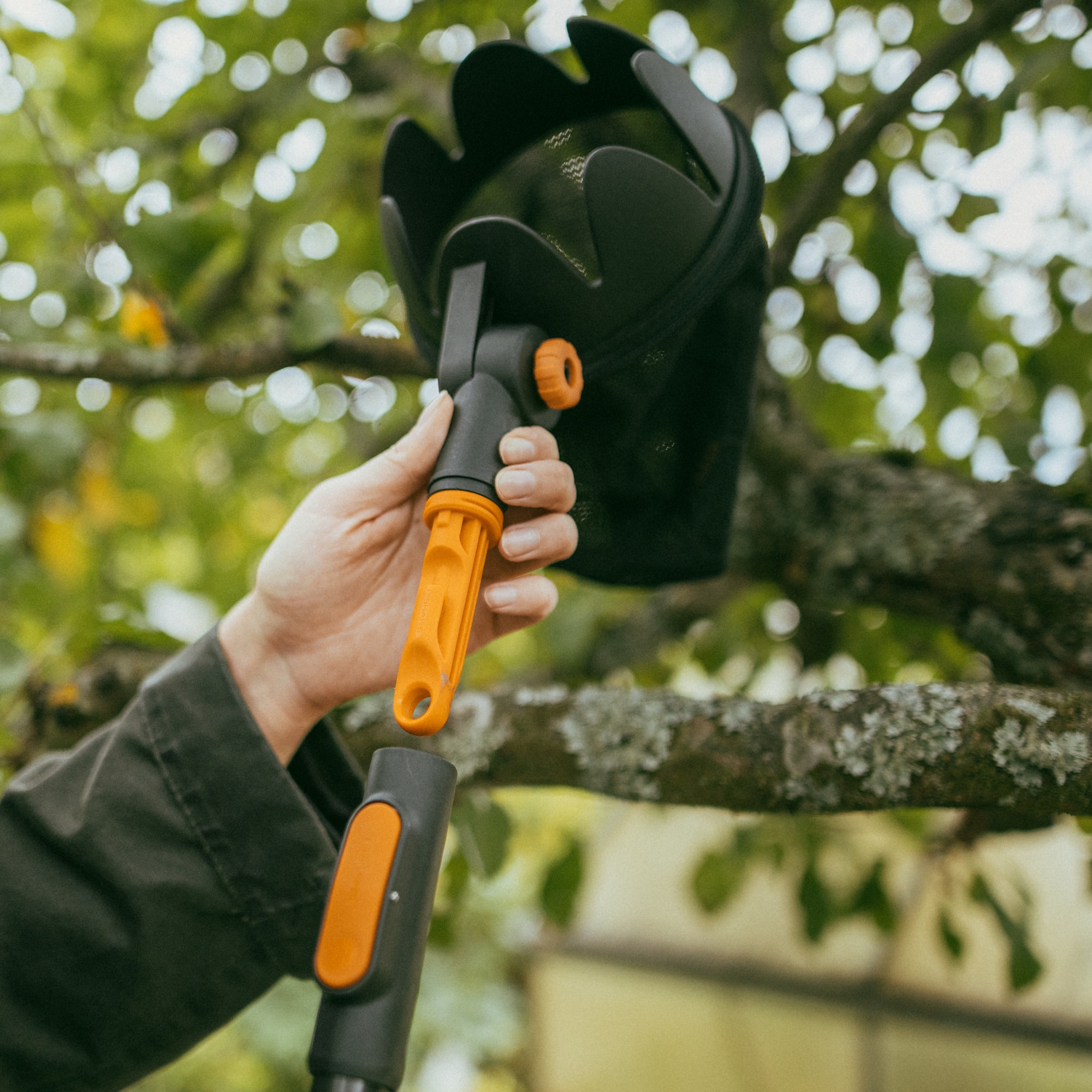 1080692_Fiskars_OneClick_Fruit_Picker_action_03_1x