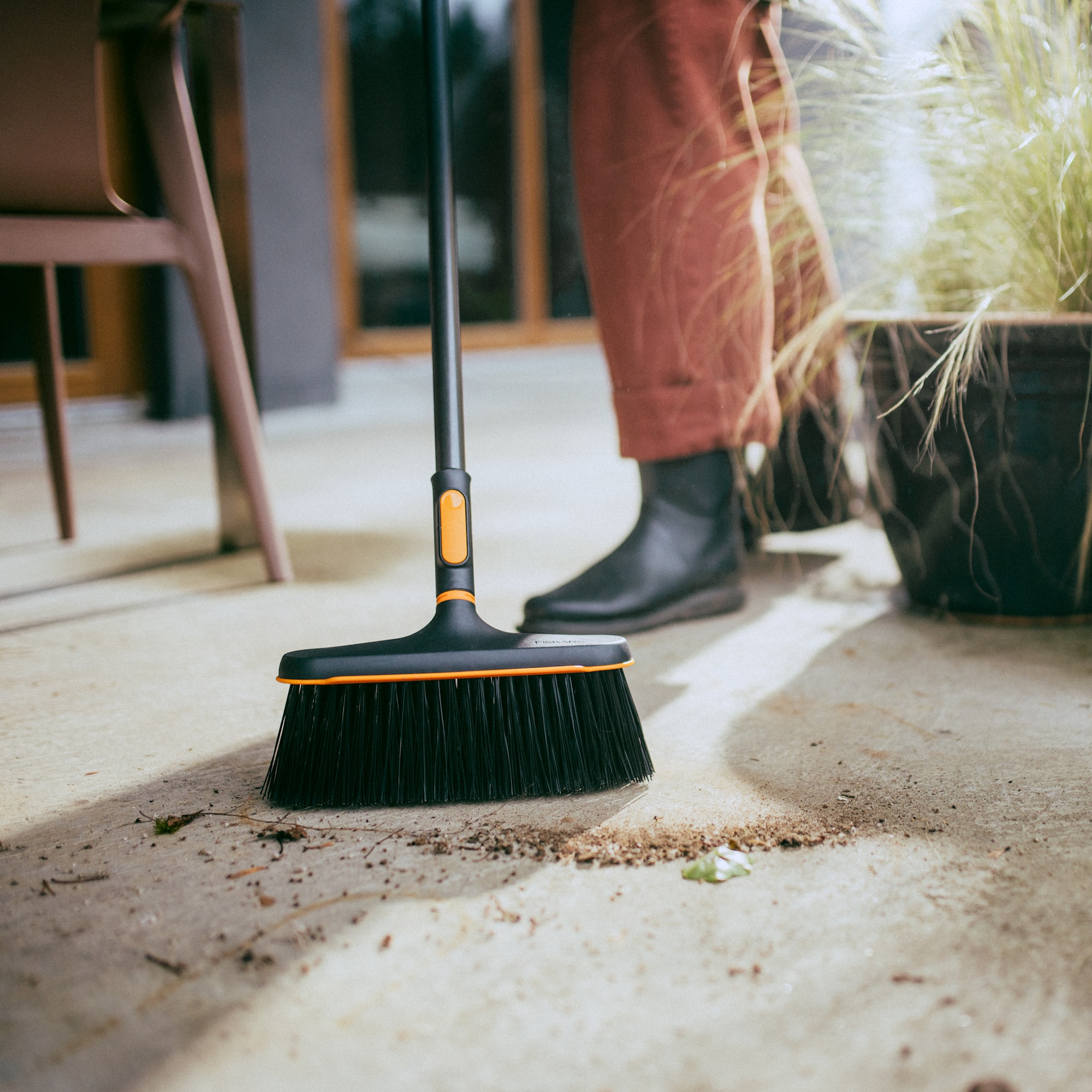 1080701_Fiskars_OneClick_Yard_Broom_action_01_1x1.