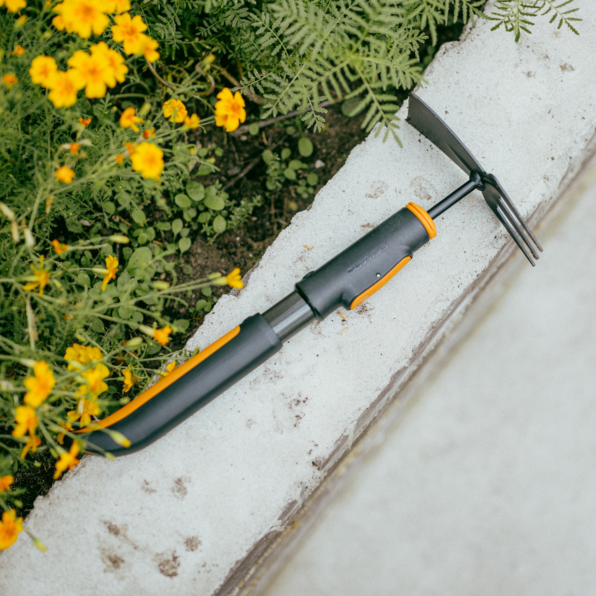 1080695_Fiskars_OneClick_Double_Hoe_environment_01