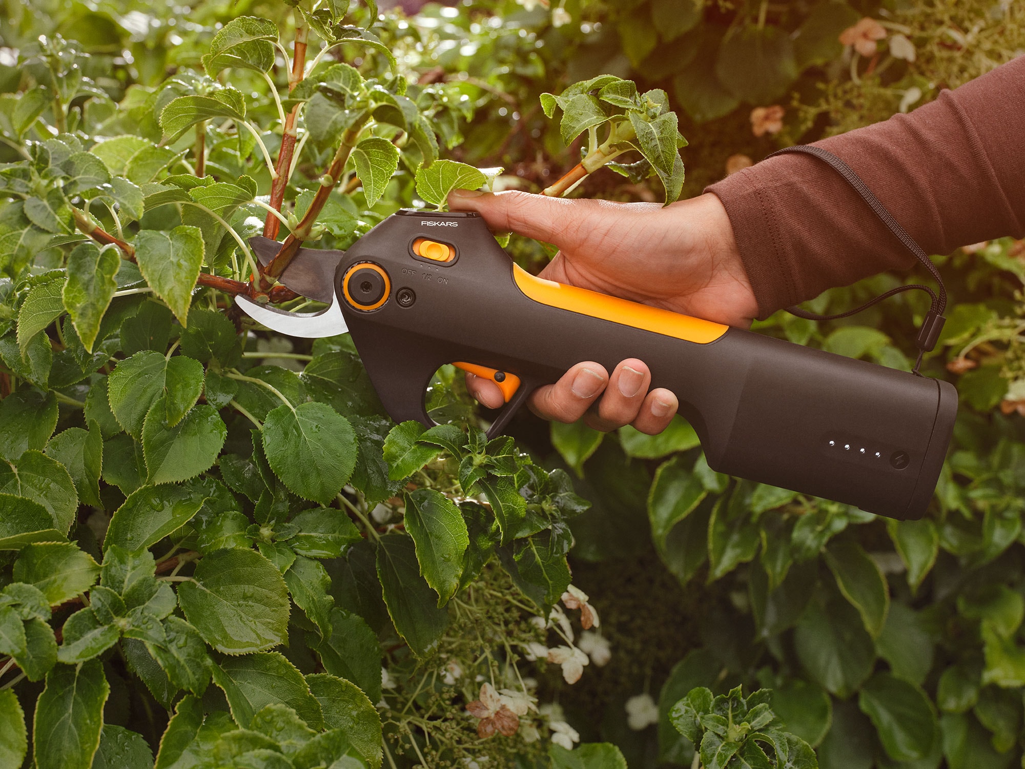 1082297_Fiskars_Power_ePruner_M_bypass_in_use_01_G