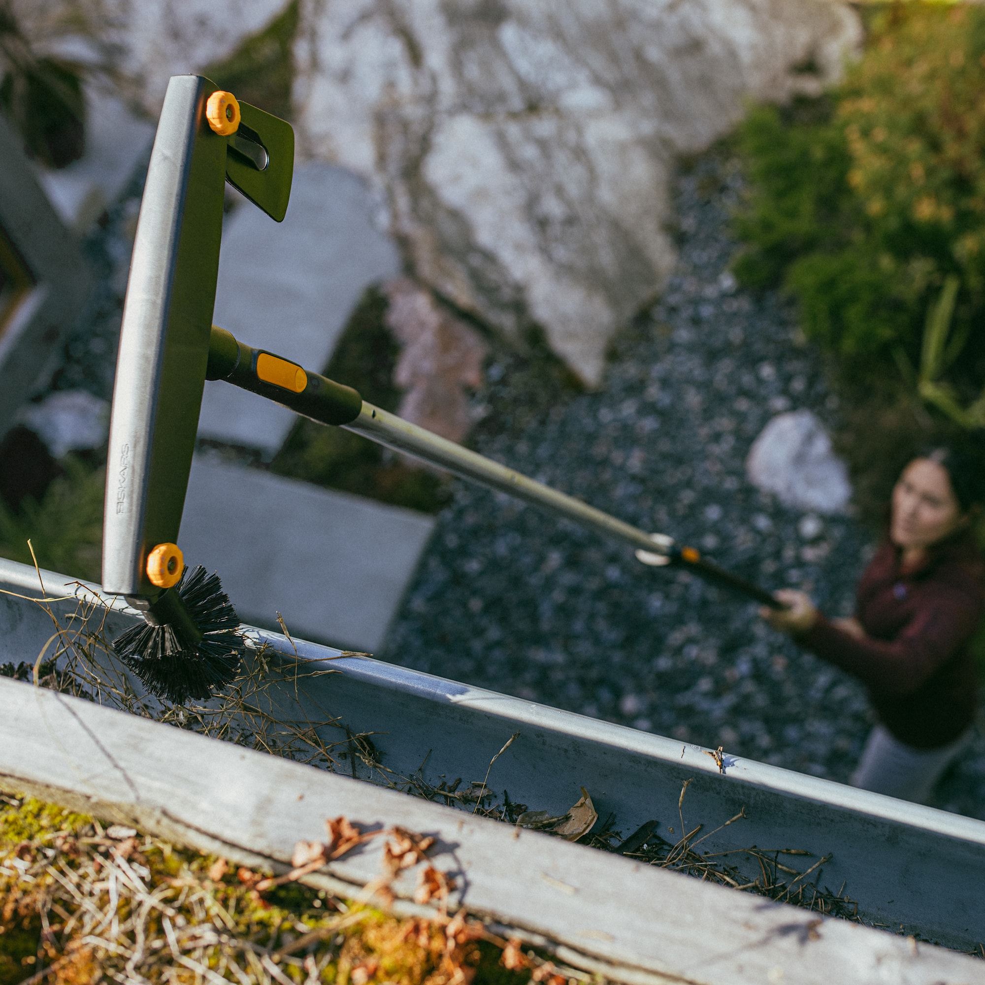 1080698_Fiskars_OneClick_Gutter_Cleaner_Action_05_