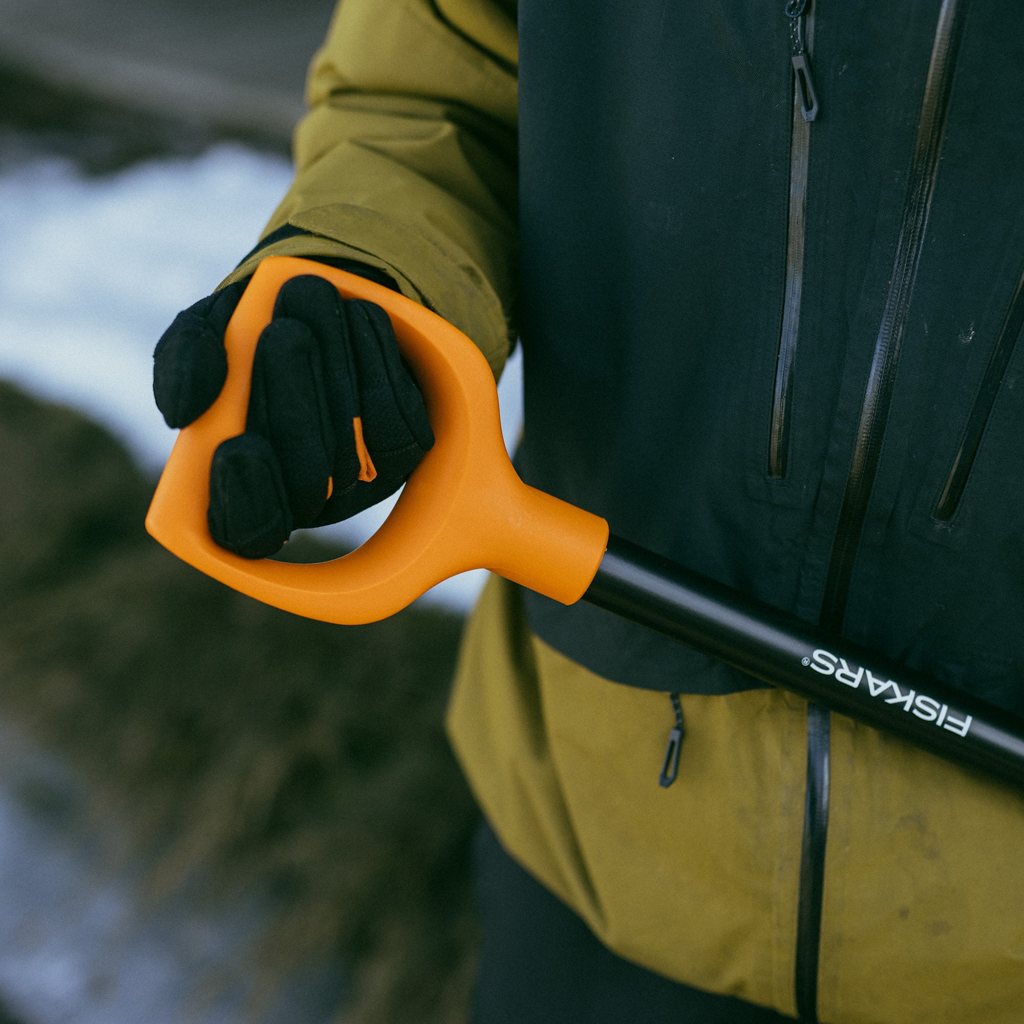 Fiskars_Solid_snowtool_handle_Action_01_1x1.jpg