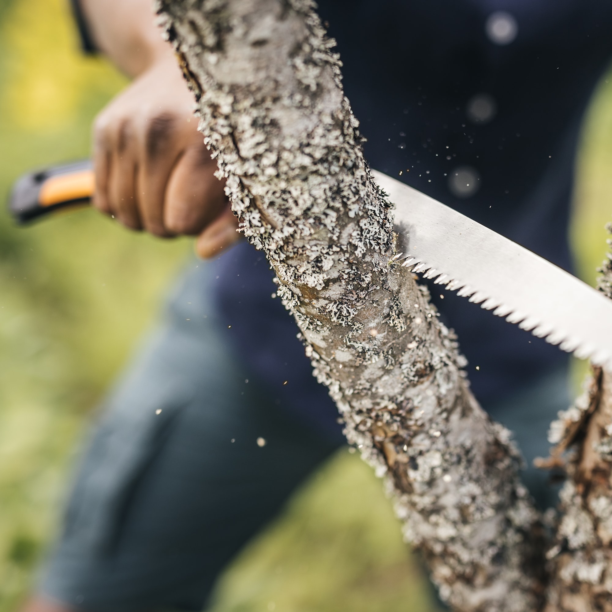 1067553_Fiskars_Plus_Folding_Saw_SW69_action_01_1x