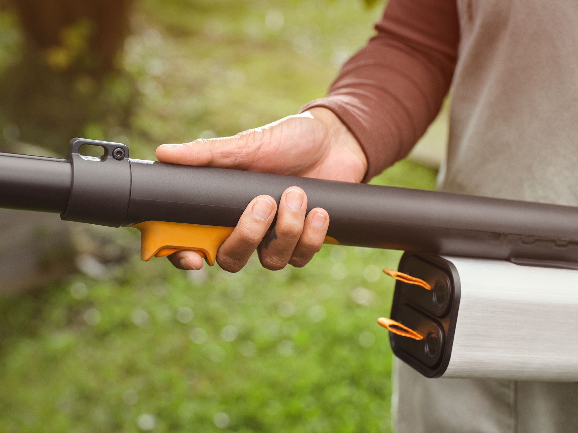 1082340_Fiskars_Power_eTree-Pruner_bypass_in_use_0