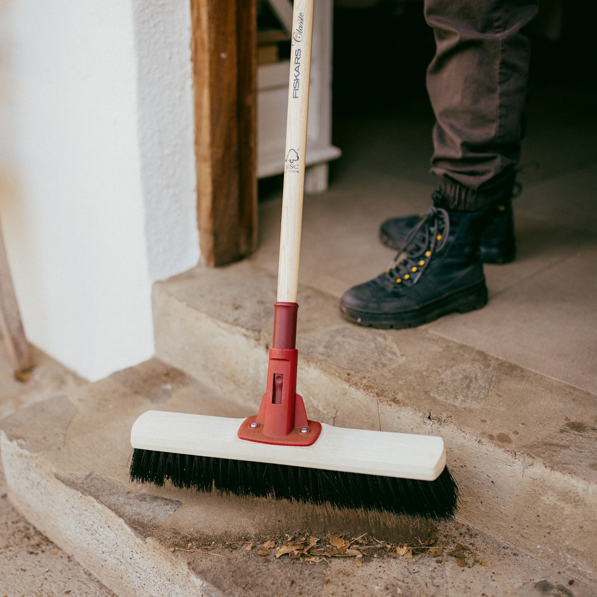 1080010_Fiskars_Classic_Indoor_broom_Action_03_1x1
