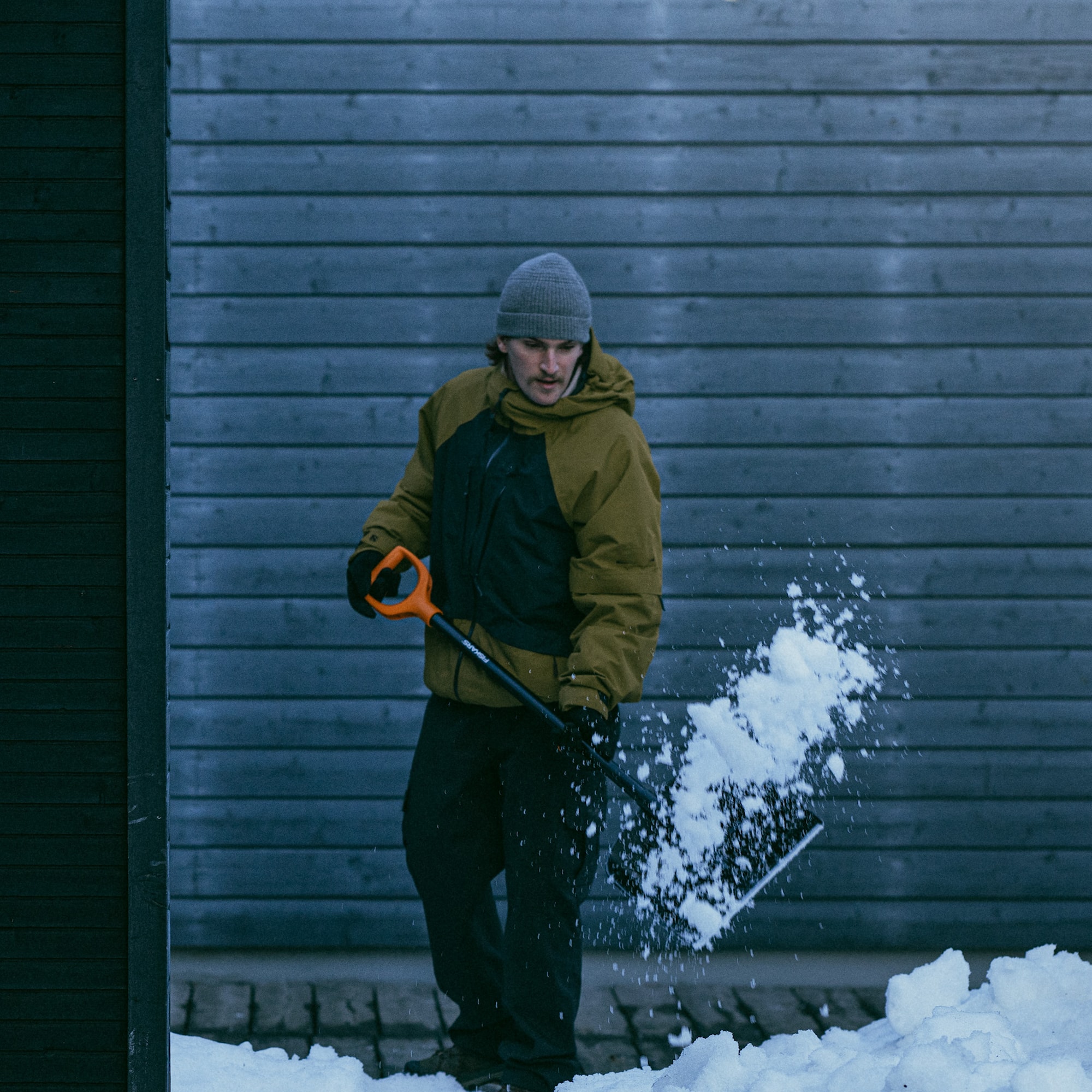 1052525_Fiskars_Solid_Snow_shovel_Action_02_1x1.jp