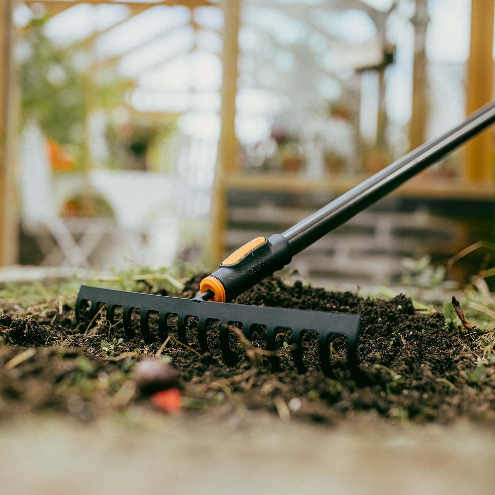 1080677_Fiskars_OneClick_Soil_Rake_14prongs_action