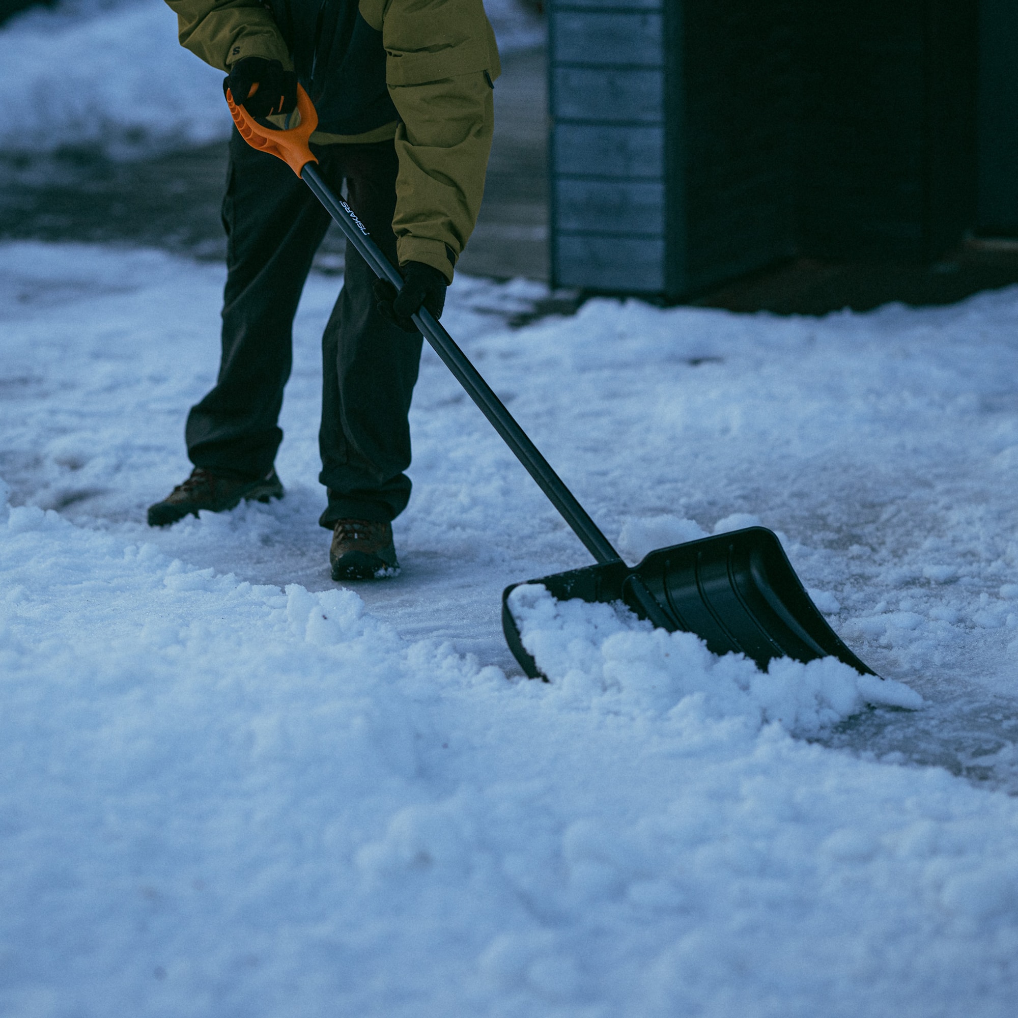 1052526_Fiskas_Solid_snow_pusher_Action_01_1x1.jpg