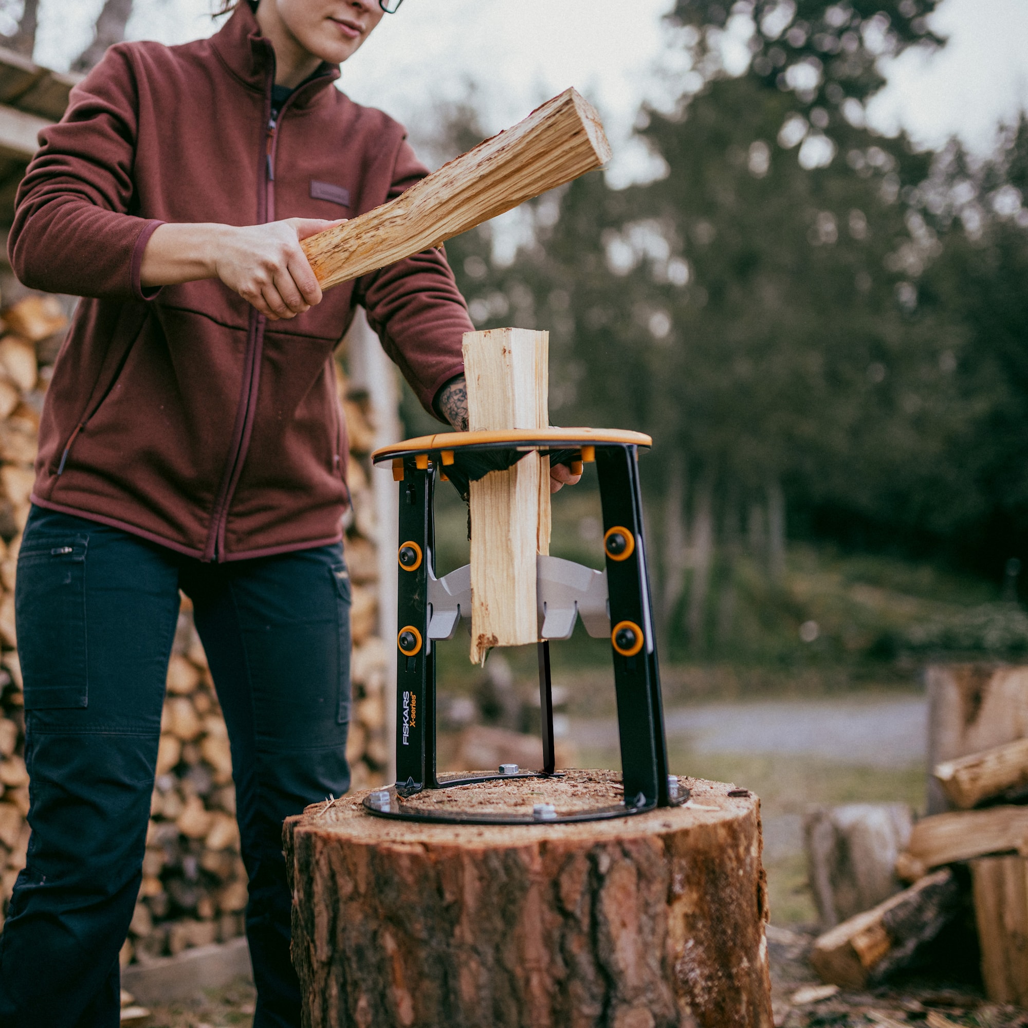 1079156_Fiskars_Xseries_Kindling_maker_L_Action_06
