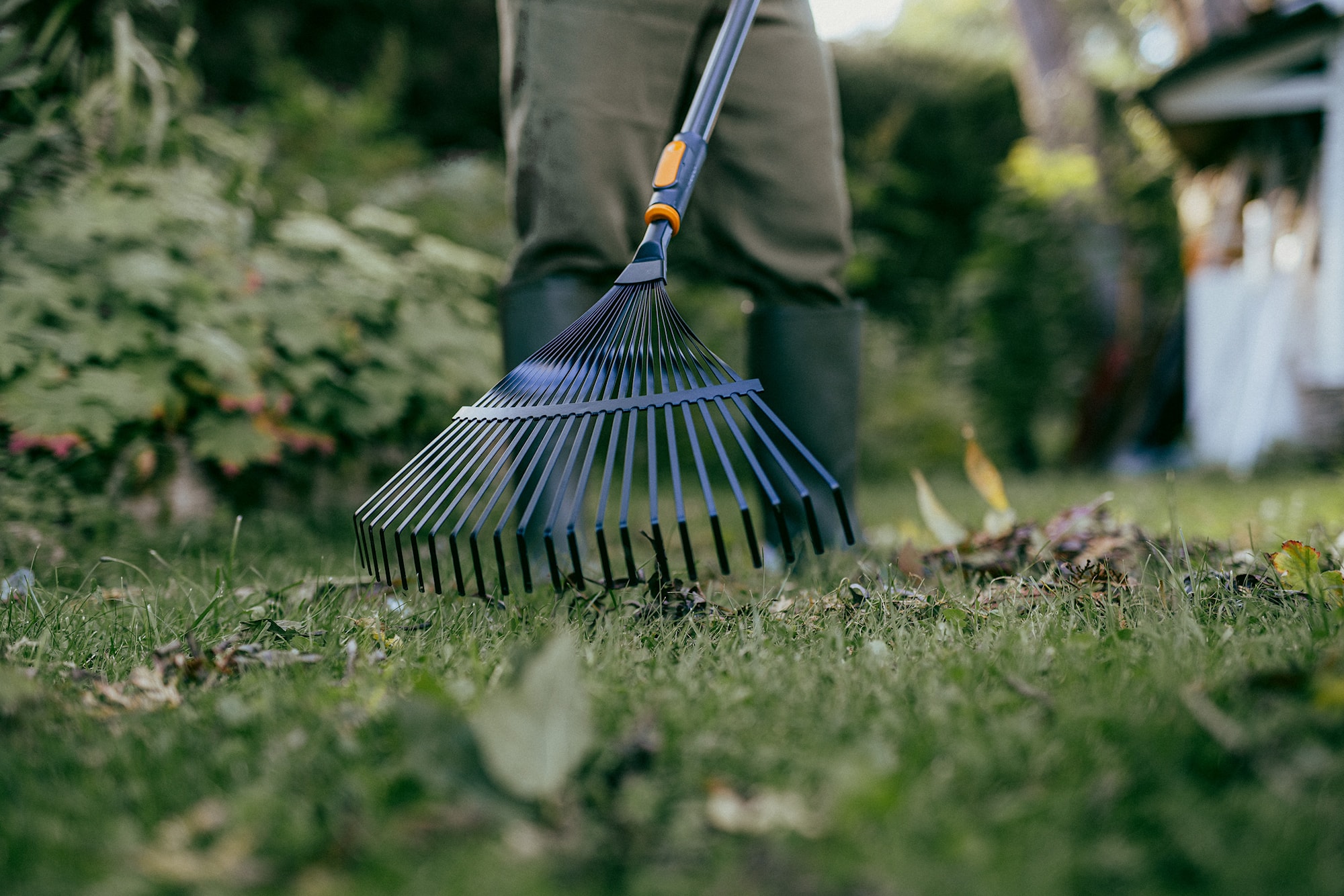 1080675_Fiskars_OneClick_Leaf_Rake_metal_fan_actio