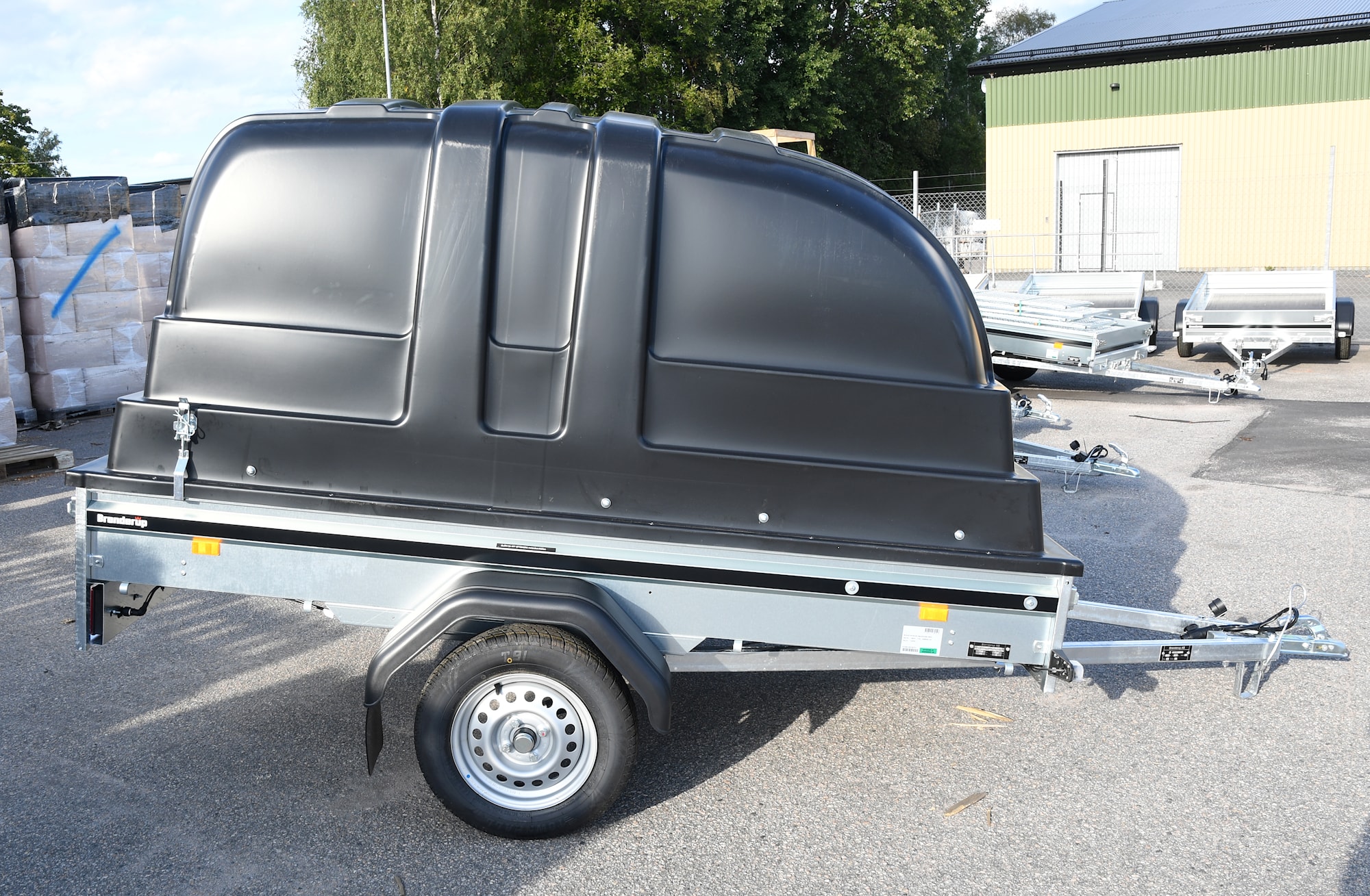 Bilsläp FS1425750U med svart Jaxalkåpa monterad