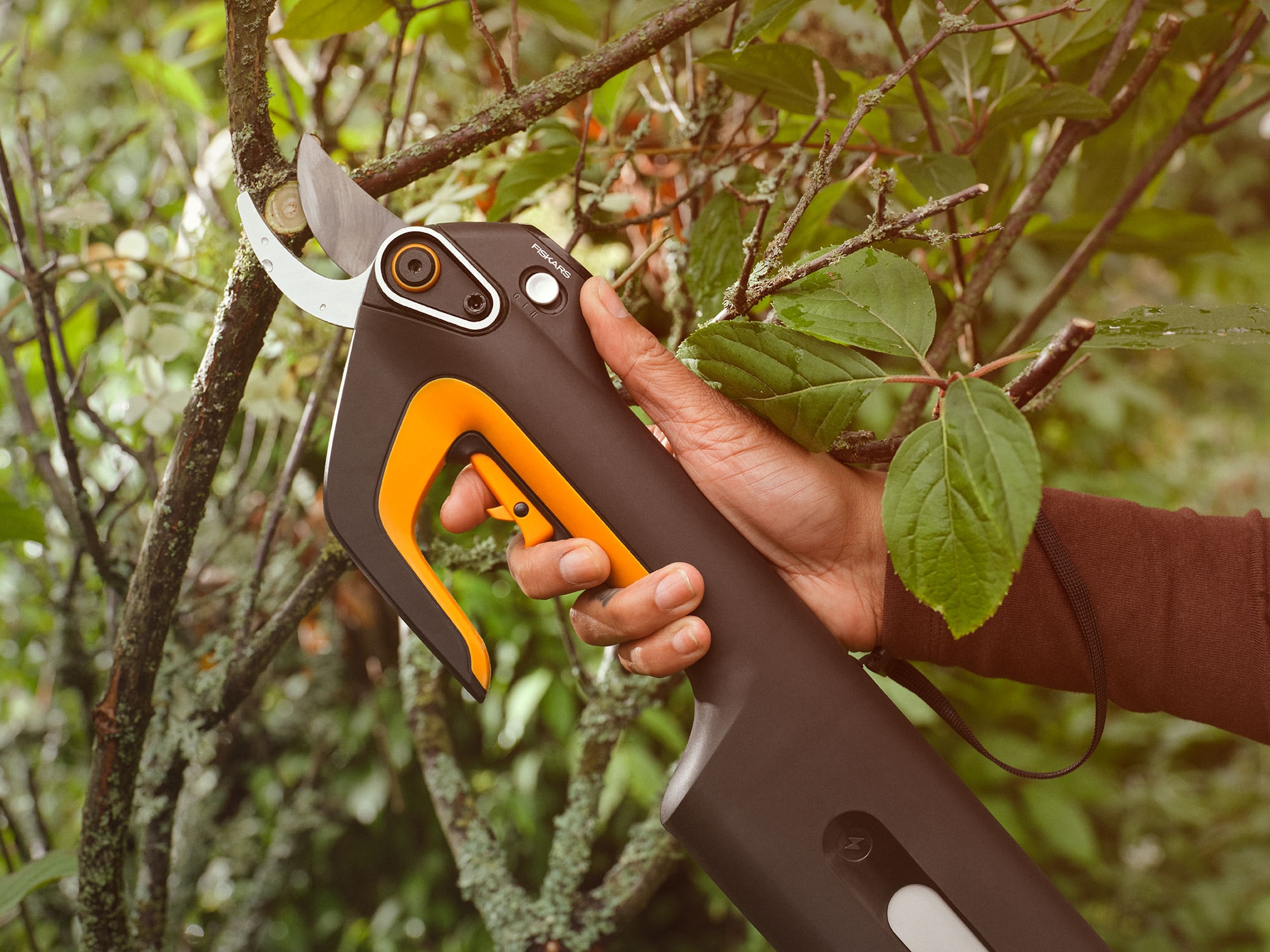 1082298_Fiskars_Power_ePruner_L_bypass_in_use_01_G