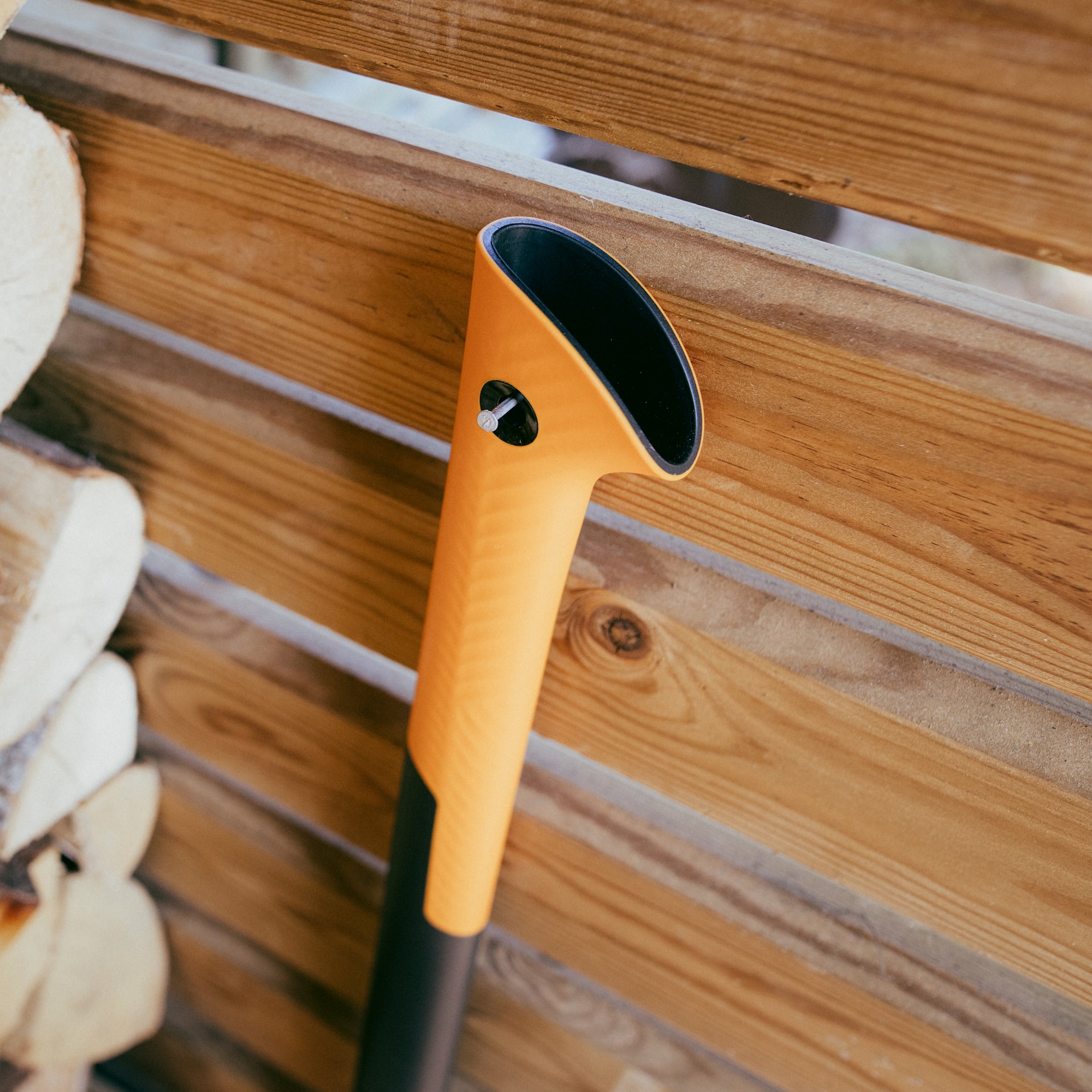 Fiskars_Xseries_Axe_hanging_hole_Environment_01_1x