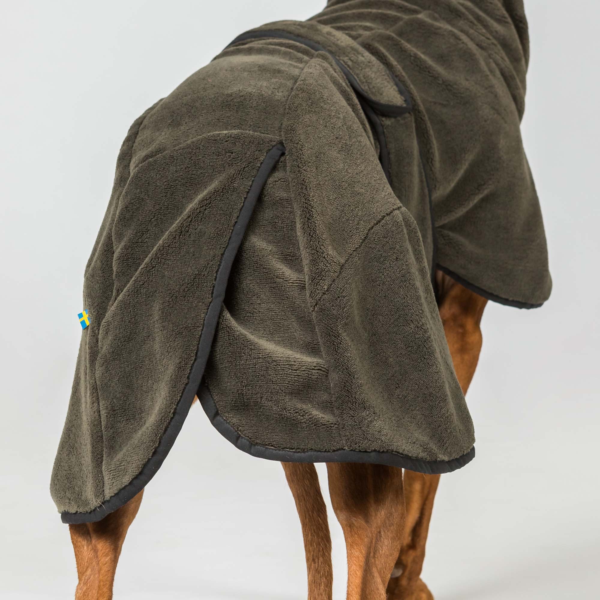 3241 BAY Dry Dog Coat Olive Detail 07 Web.jpg