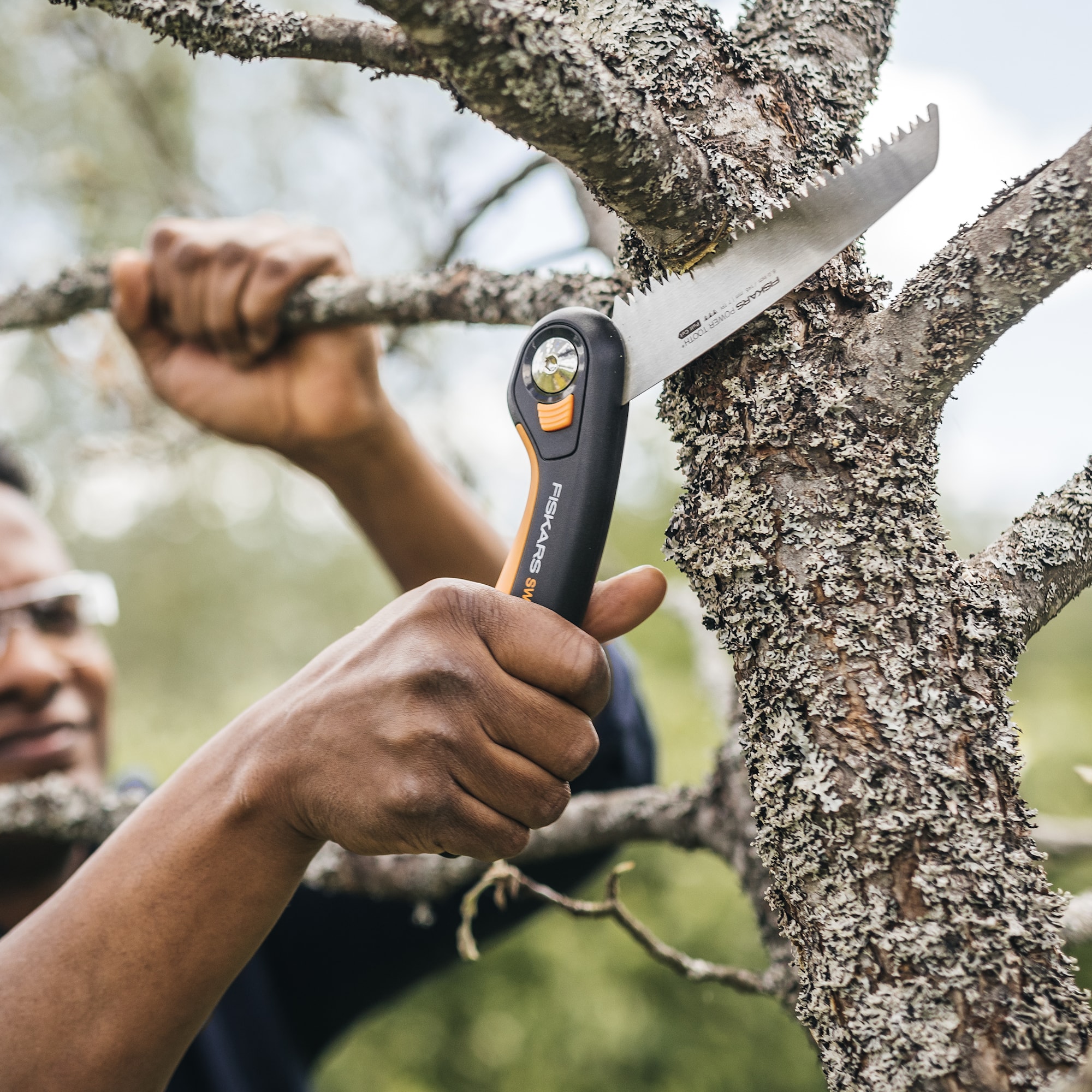 1067552_Fiskars_Plus_Folding_Saw_SW68_action_01_1x