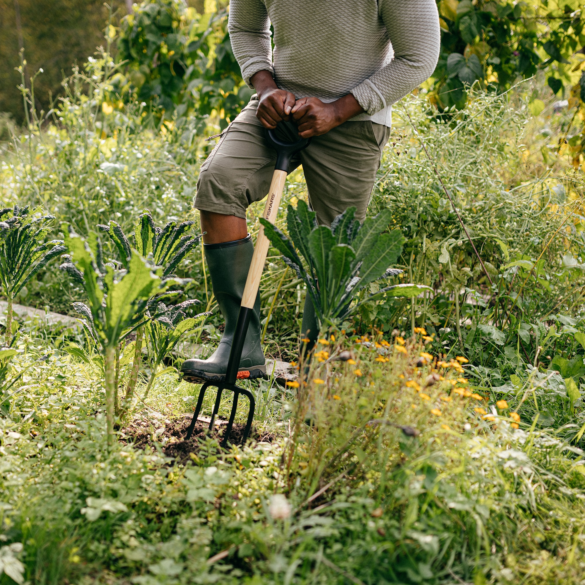 1070676_Fiskars_Solid_Garden_fork_wood_Action_01_1