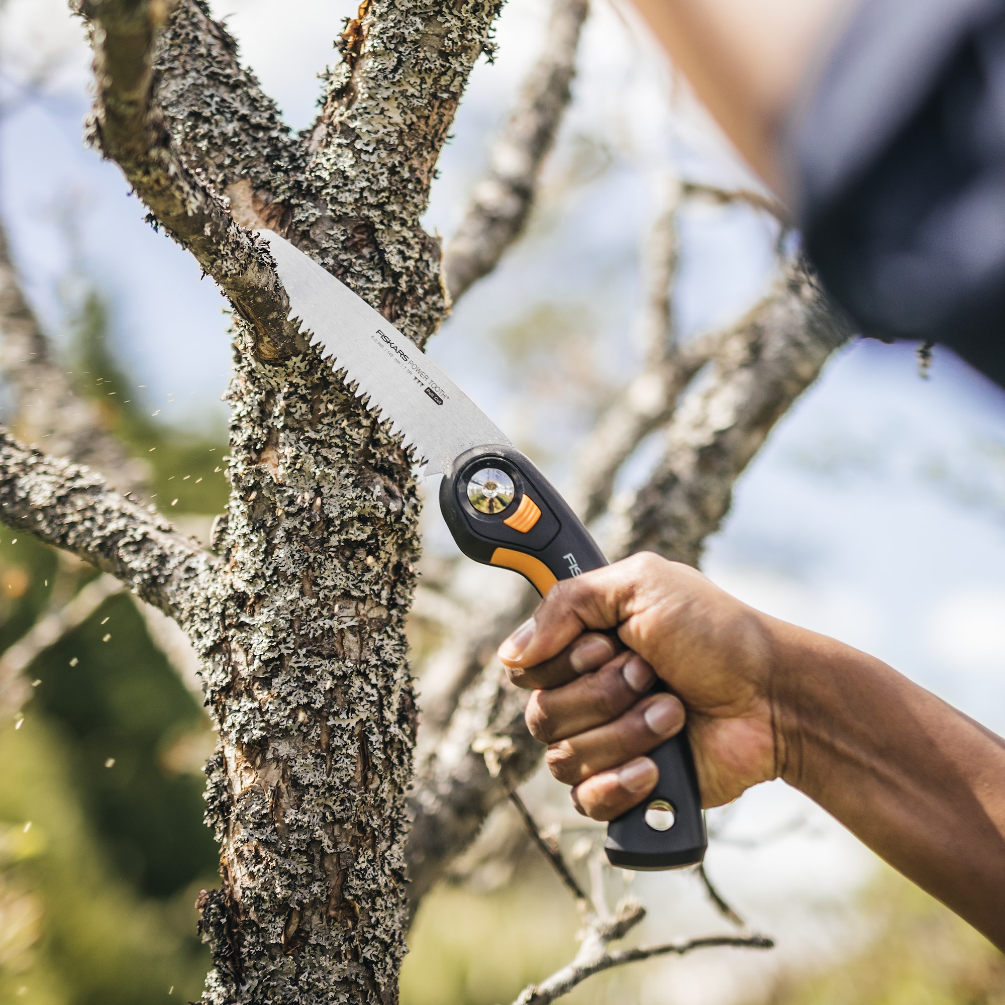 1067552_Fiskars_Plus_Folding_Saw_SW68_action_05_1x