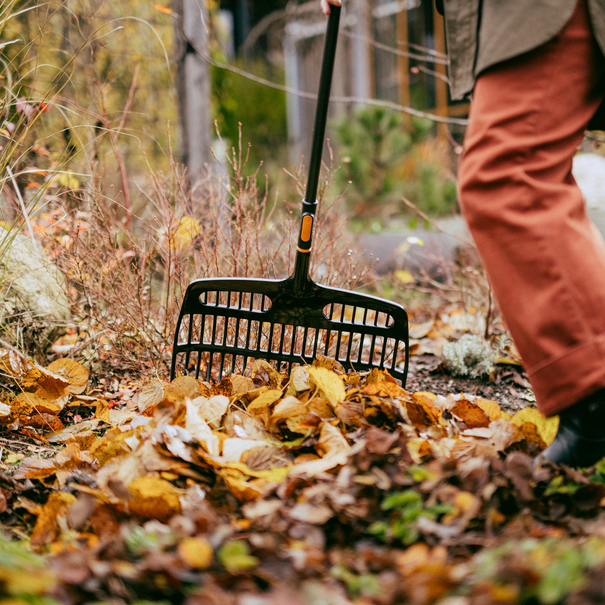 1080681_Fiskars_OneClick_Rake_shovel_action_06_1x1