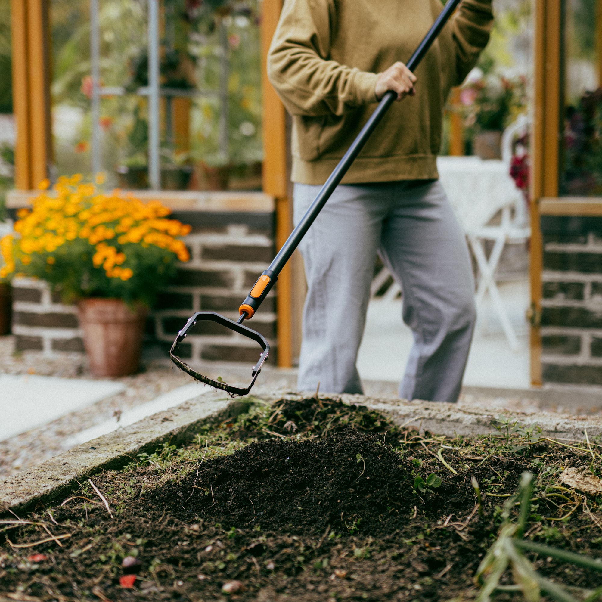 1080696_Fiskars_OneClick_Push-Pull_Weeder_action_0