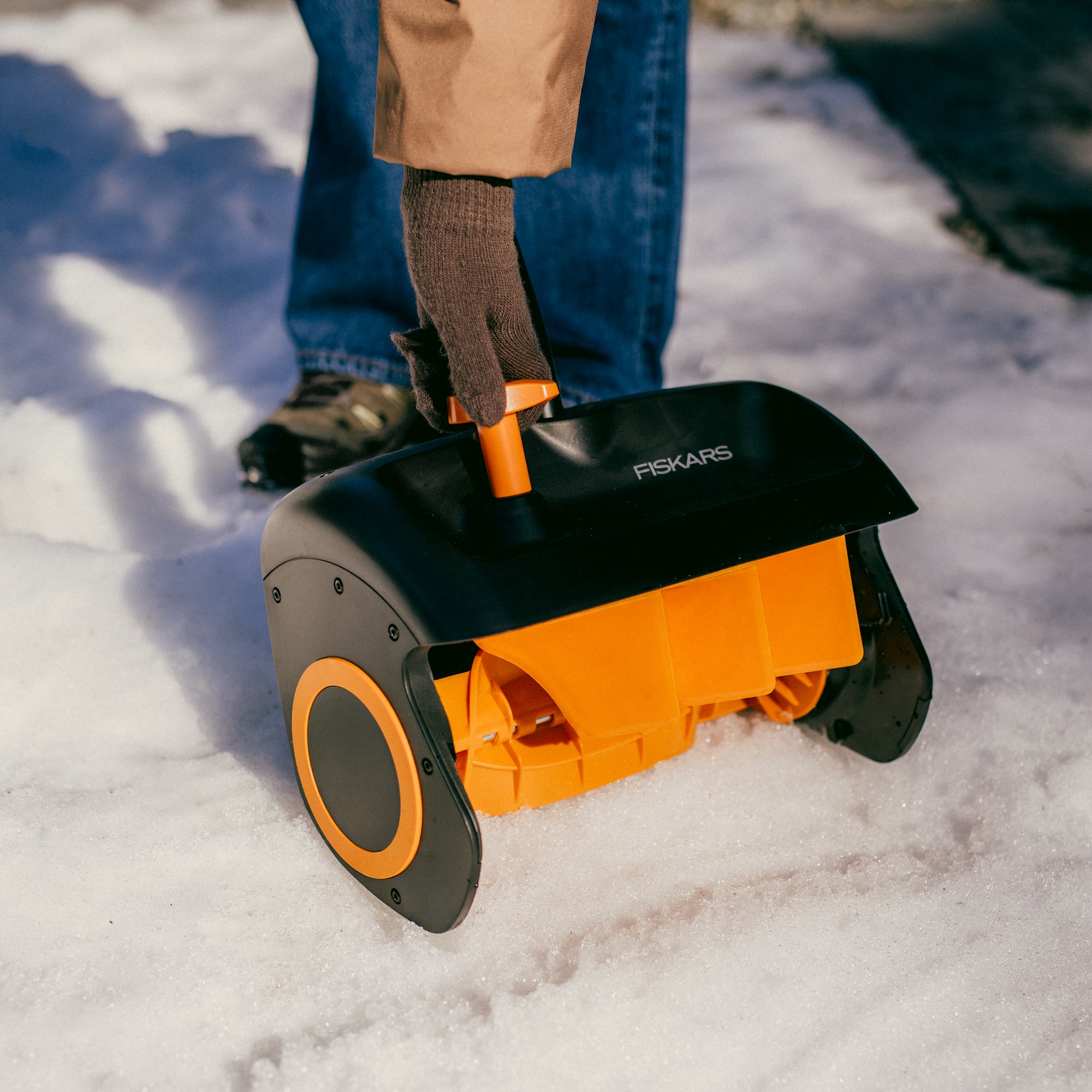 1087287_eSnow_Shovel_Action_Blade_orientation_left