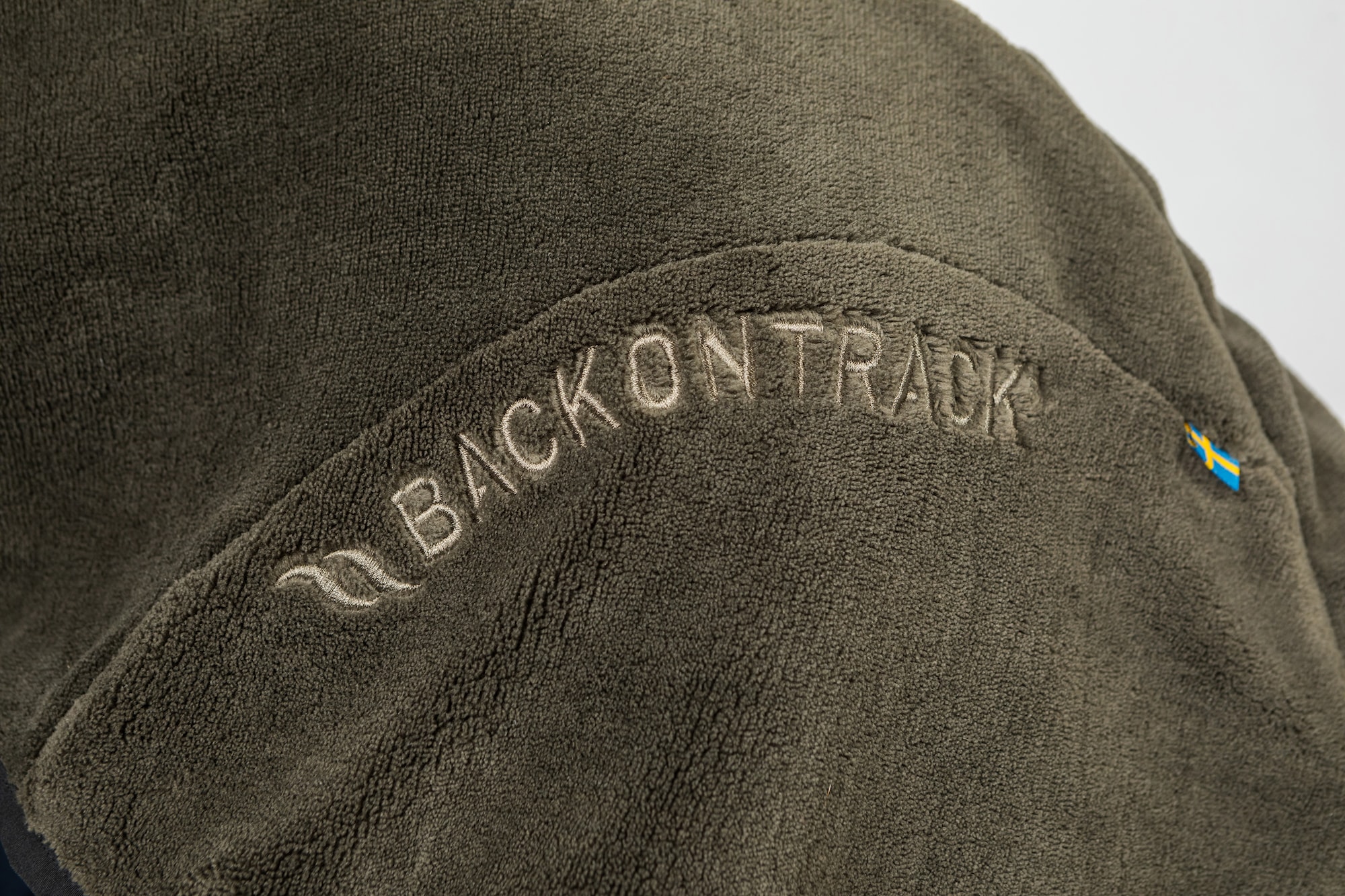 3241 BAY Dry Dog Coat Olive Detail 04.jpg