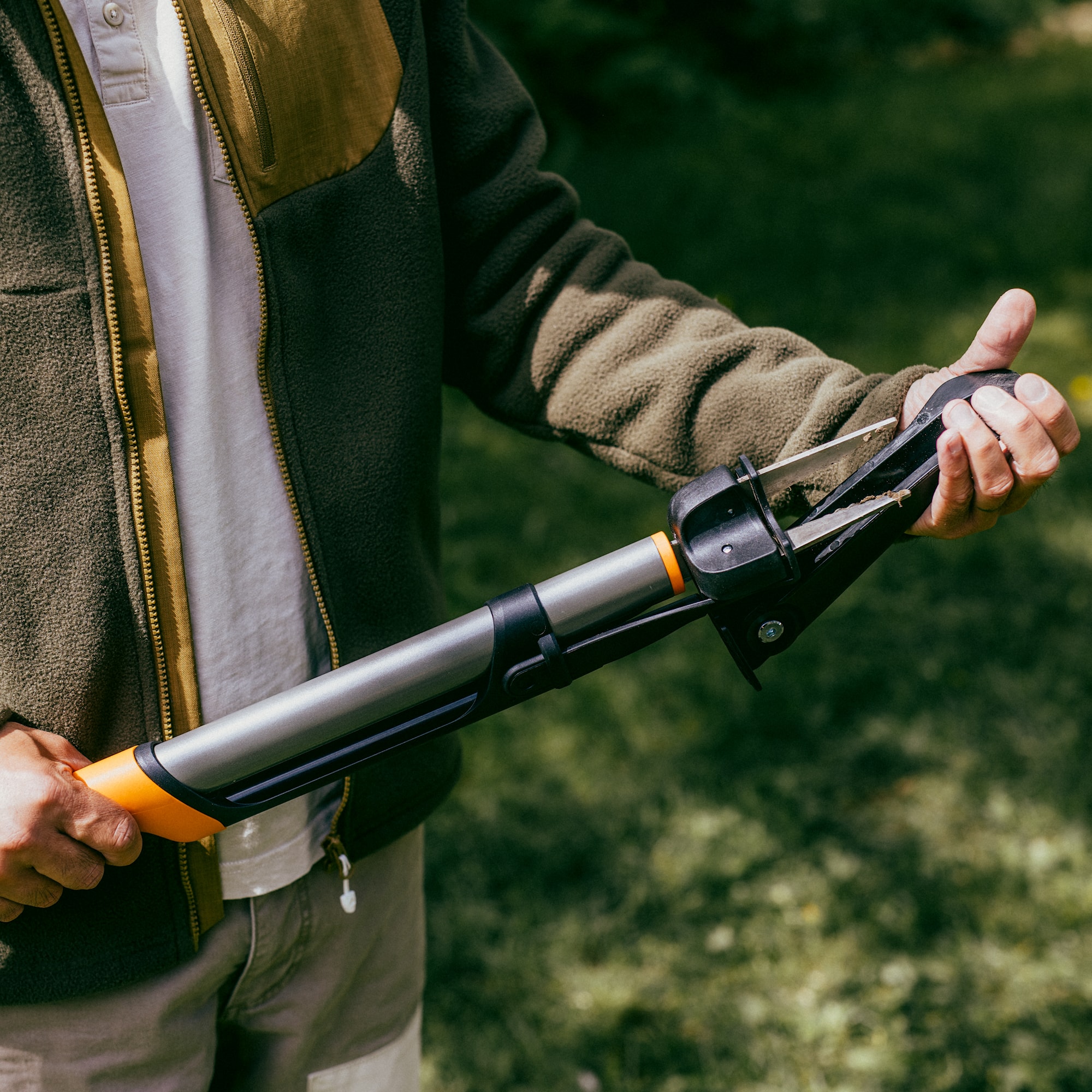 1080409_Ergonomic_Weed_Puller_in_use_1_1x1.jpg